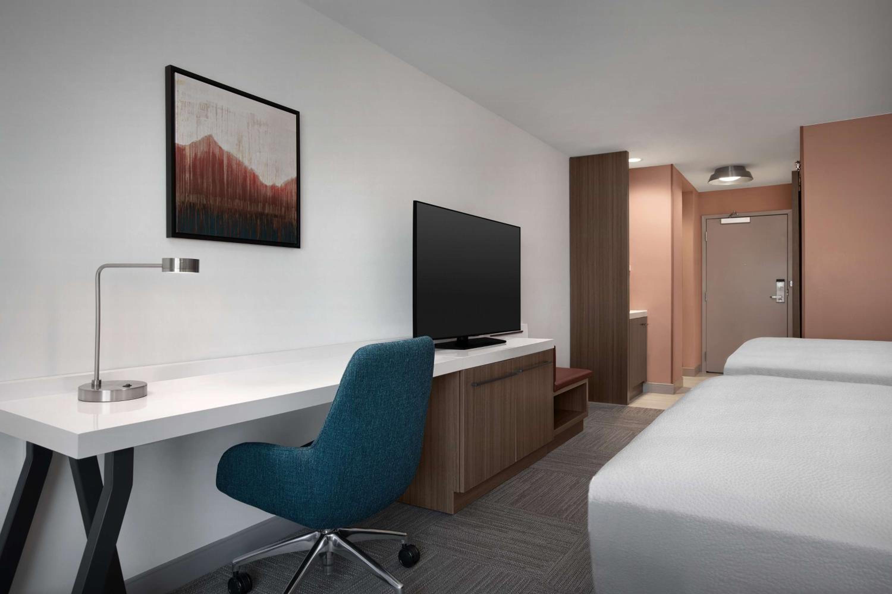 Queen Room with Two Queen Beds - Photo 7