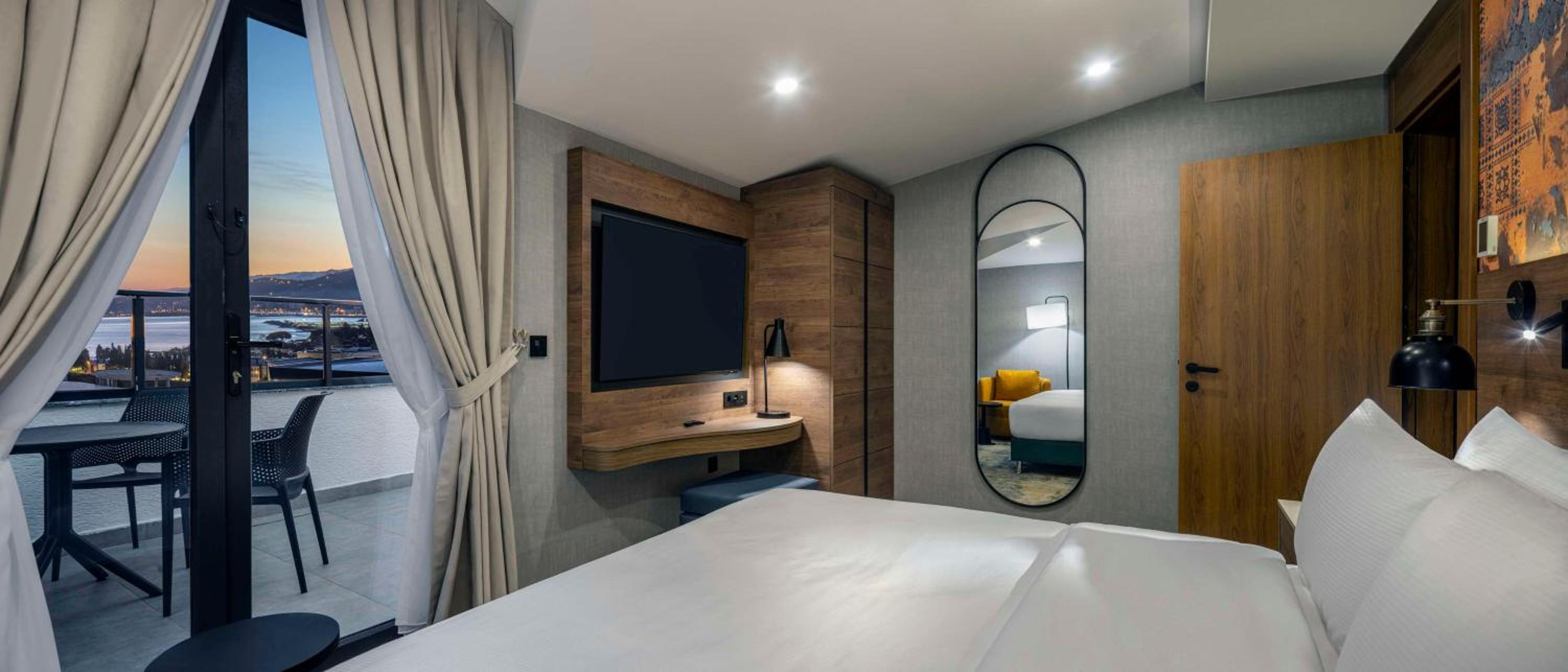 Three-Bedroom King Suite with Sea View thumbnail 5