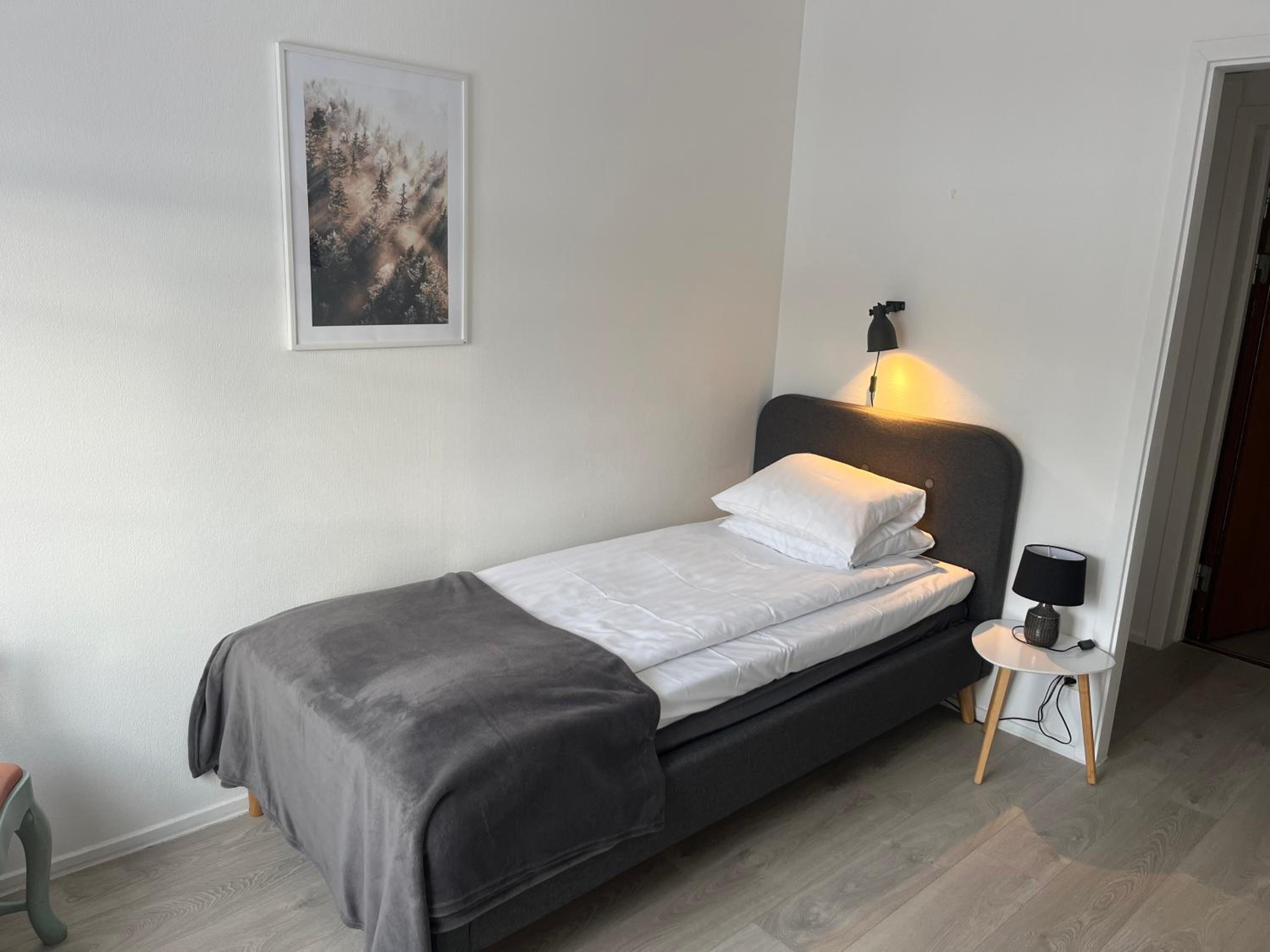 Single Room with Private Bathroom photo 1