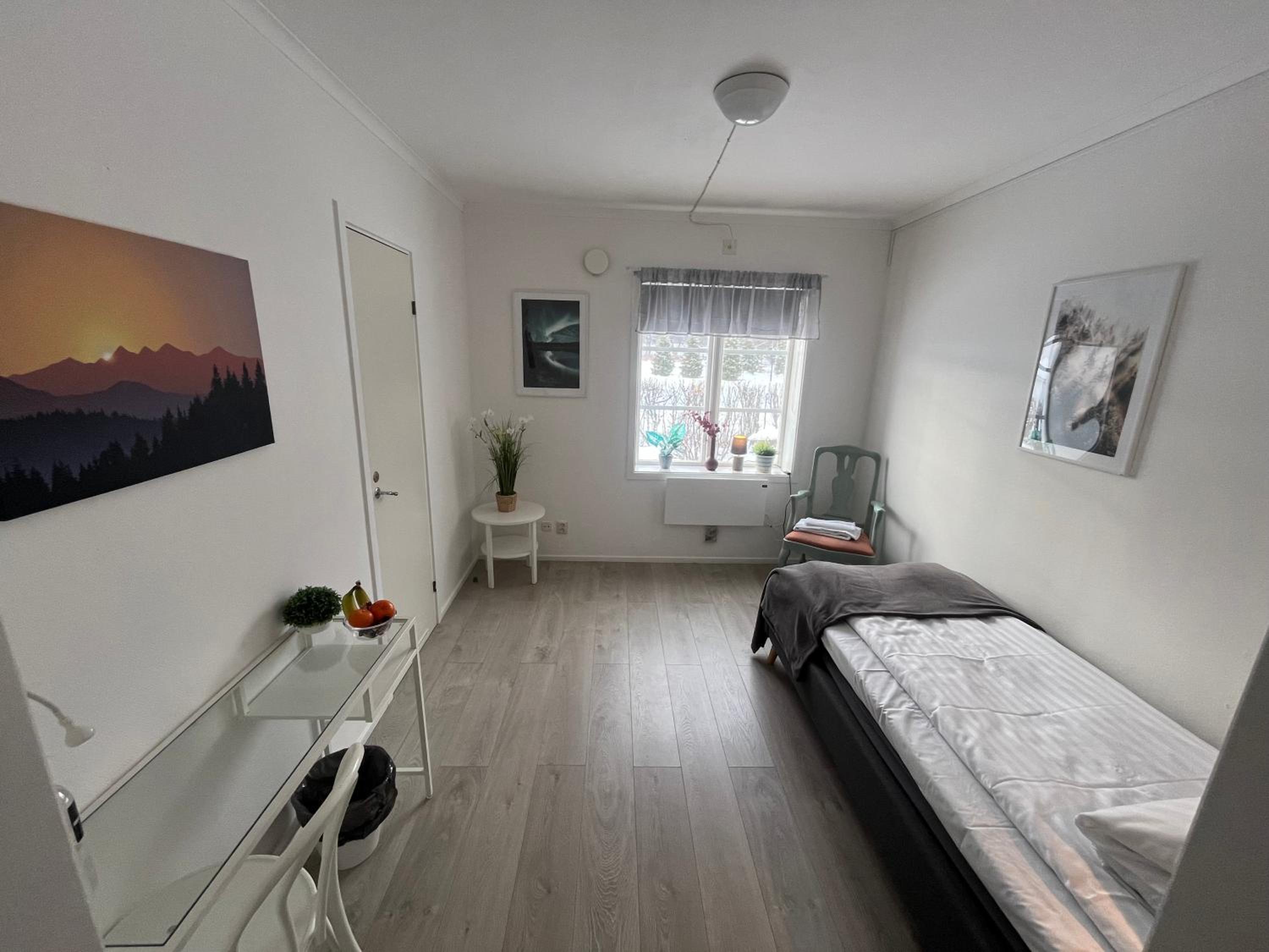 Single Room with Private Bathroom photo 2