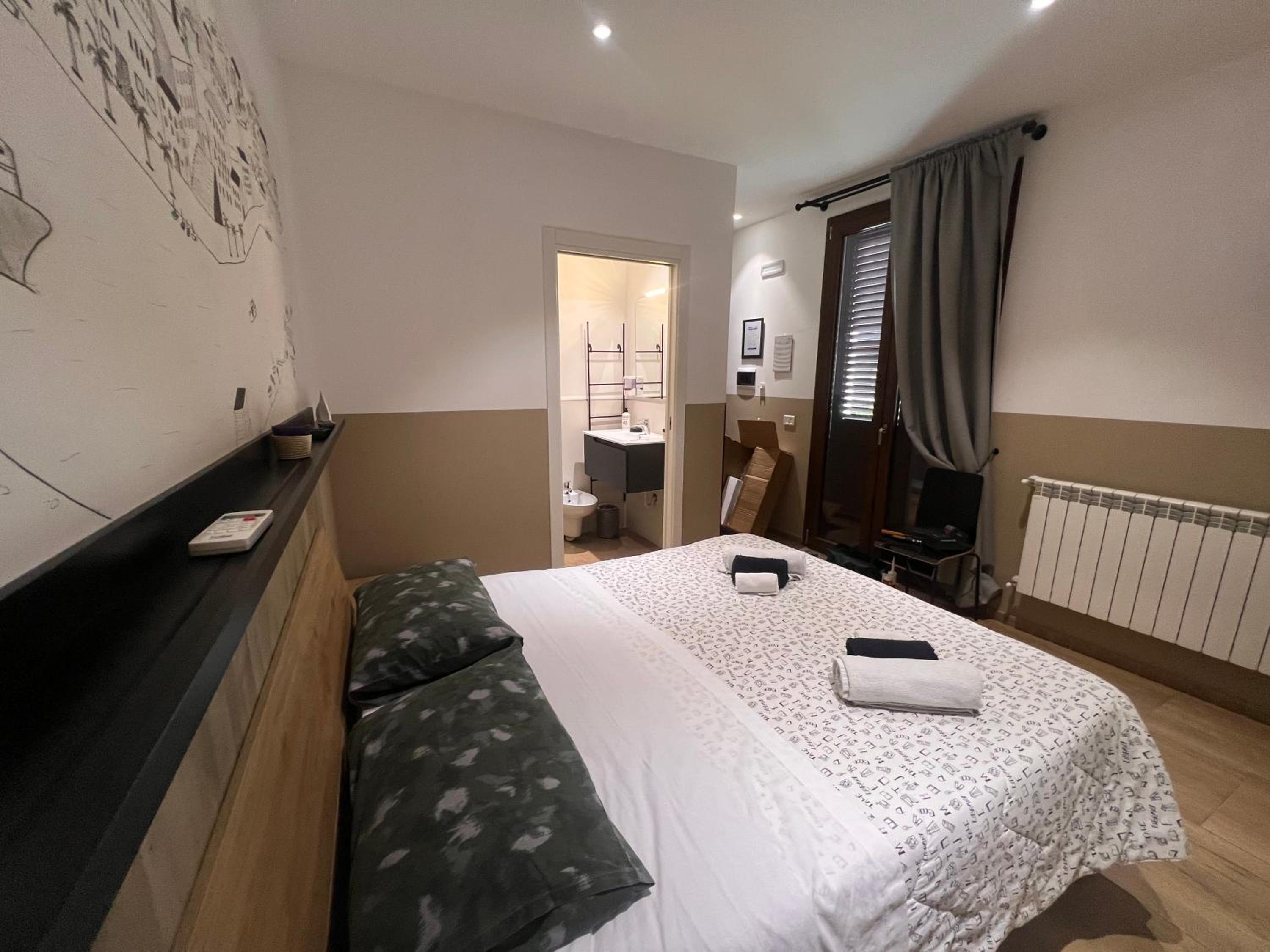 Deluxe King Room - Photo 1