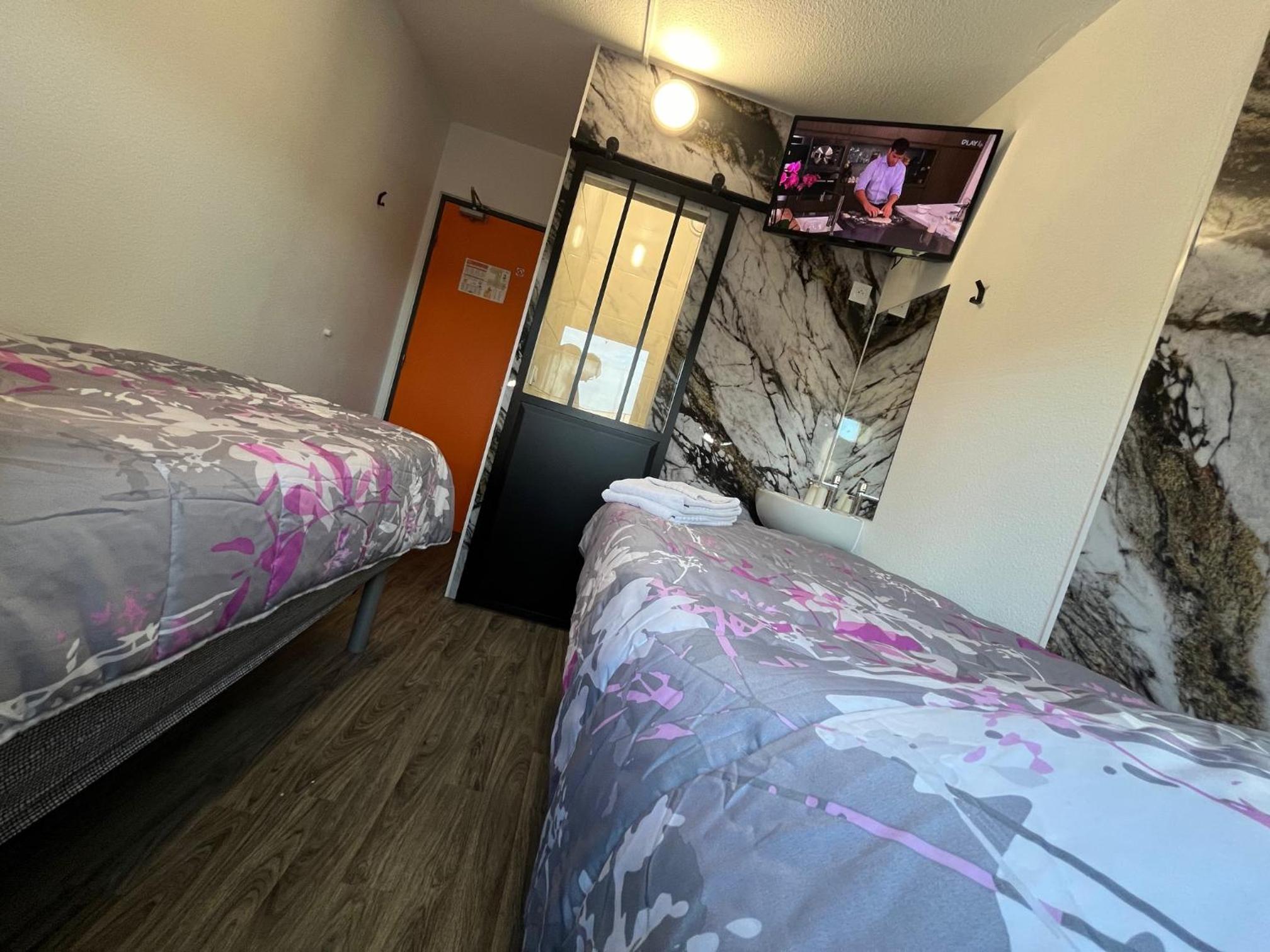 Twin Room with Private Bathroom - Photo 4