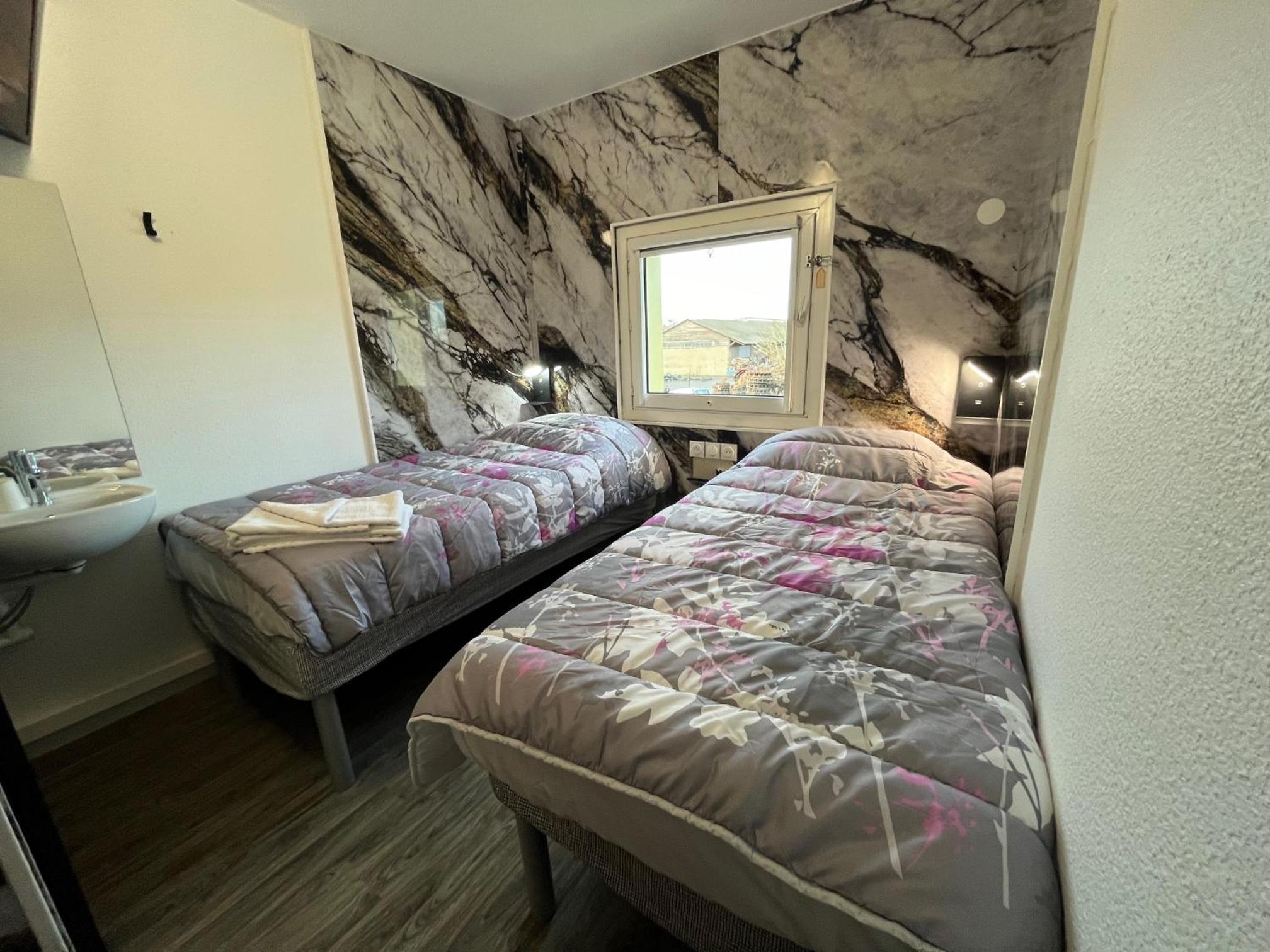 Twin Room with Private Bathroom - Photo 3