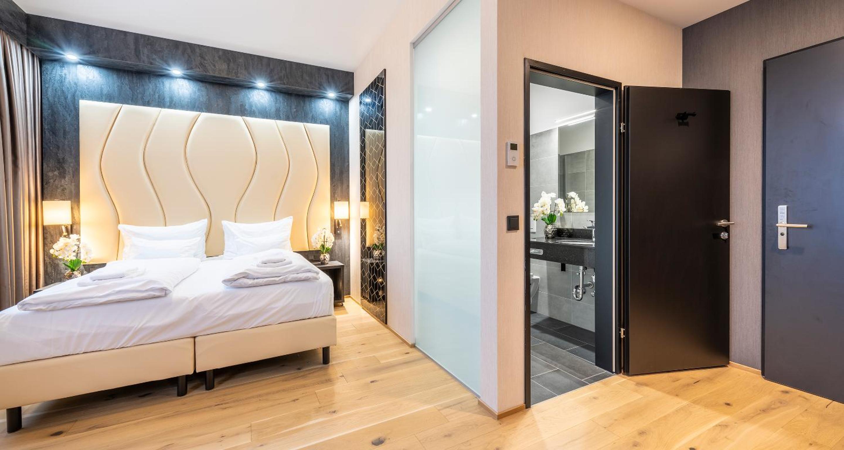 Double Room with Roll-In Shower - Mobility Accessible  photo 3