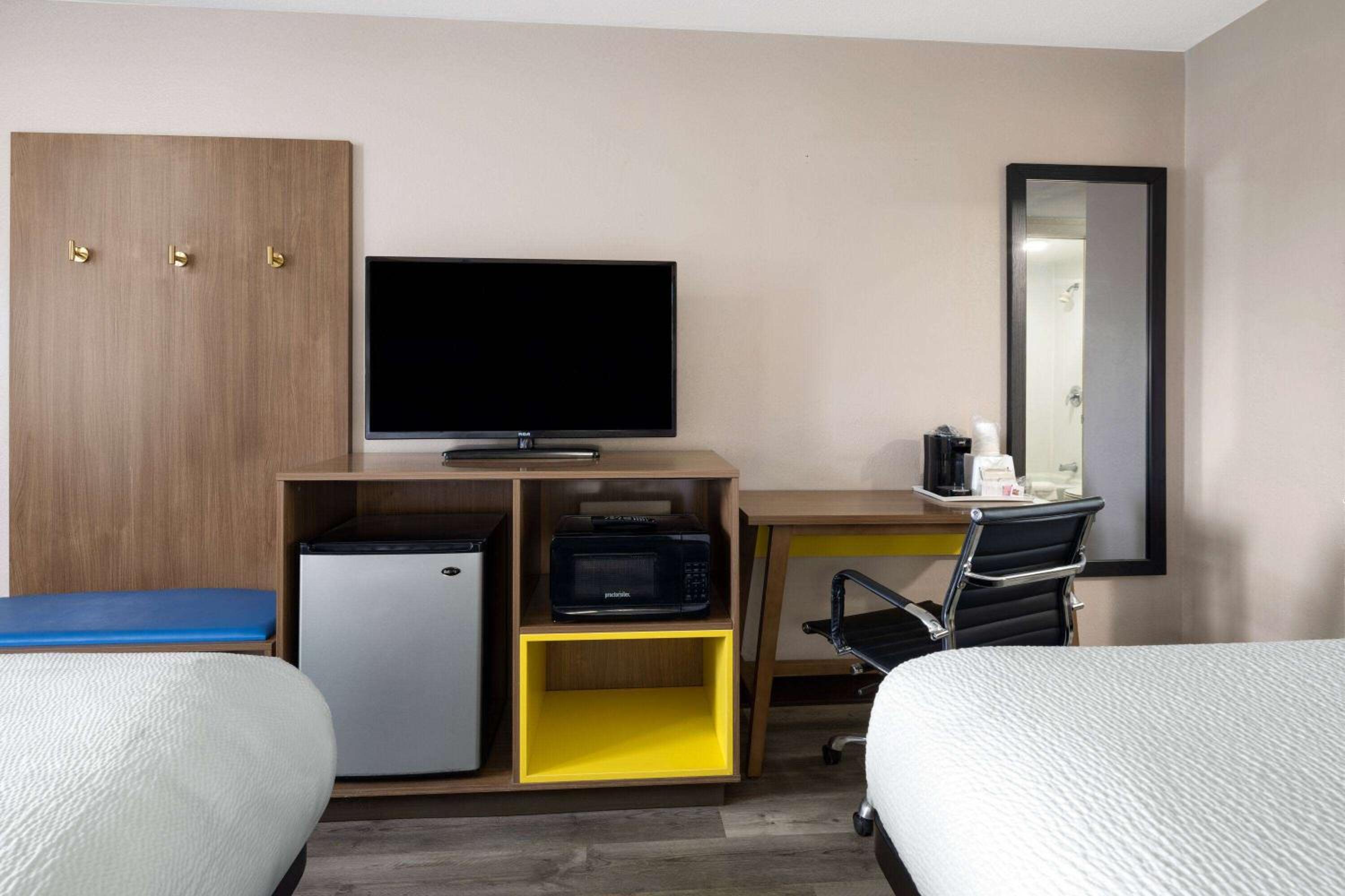 Deluxe Double Room with Two Double Beds - Non-Smoking photo 2