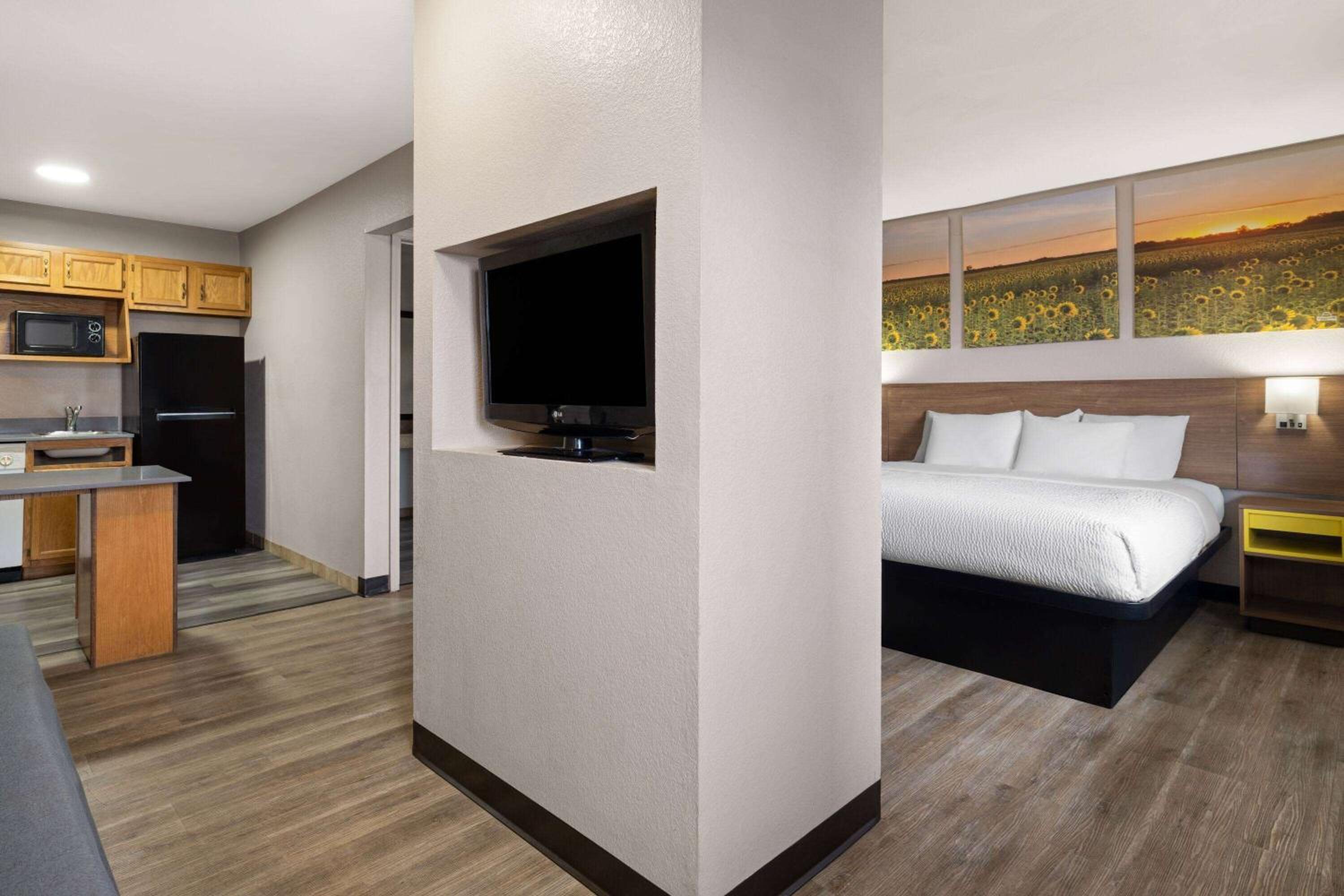 1 King Bed, Accessible Studio Suite, Non-Smoking photo 2