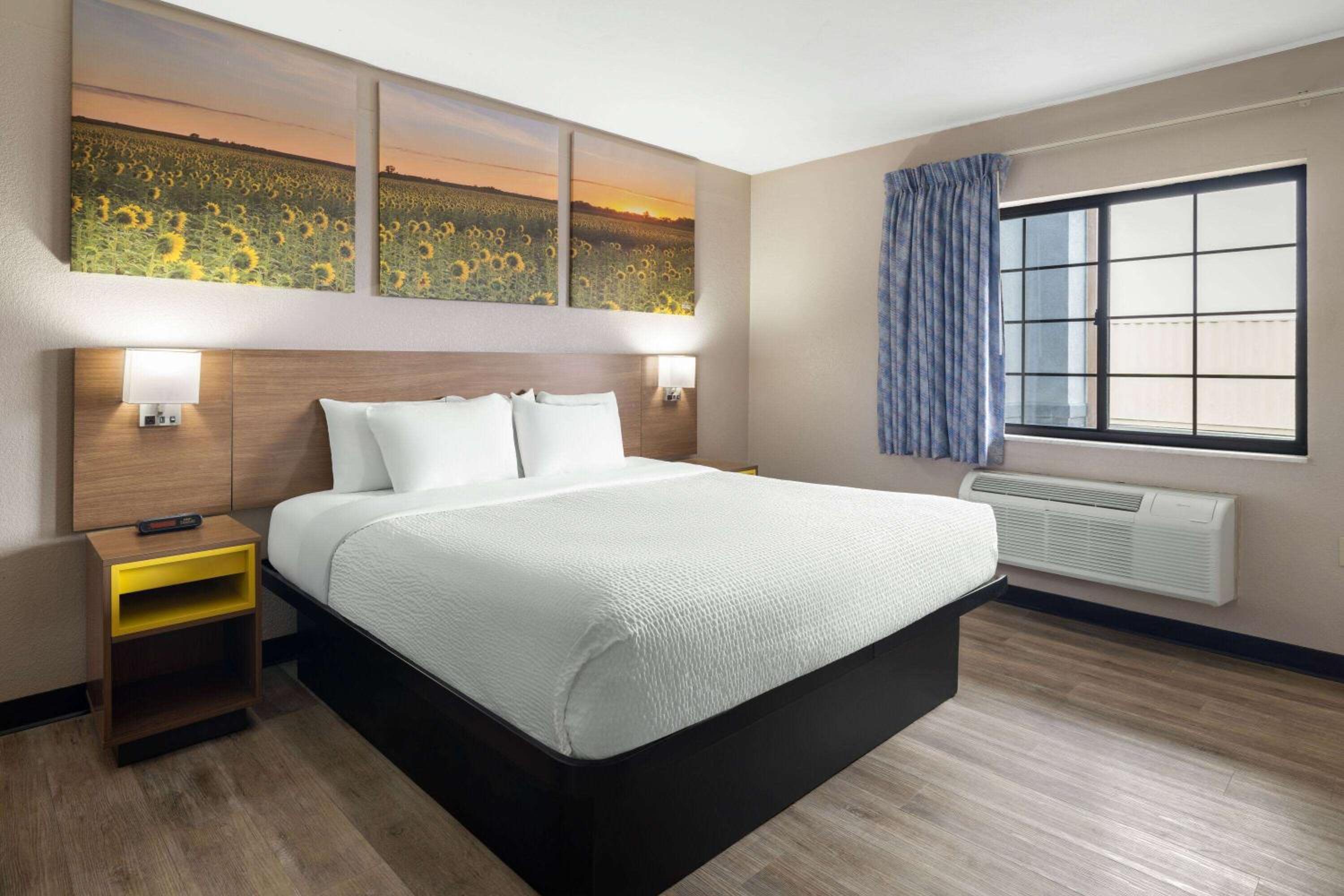 1 King Bed, Accessible Studio Suite, Non-Smoking photo 3
