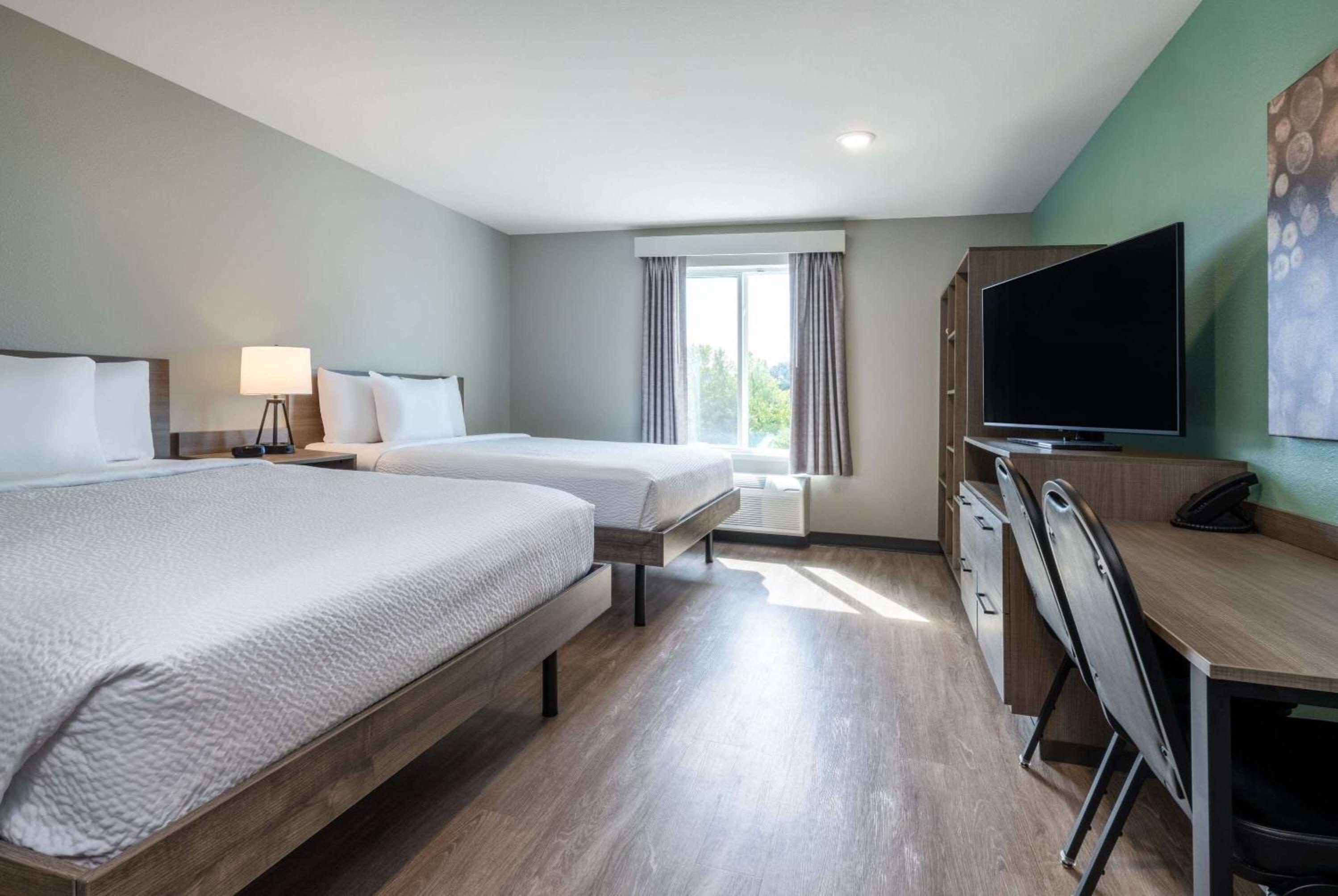 Queen Room with Two Queen Beds/Tub with Grab Bars/Dishwasher - Mobility Accessible/Non-Smoking - Photo 1