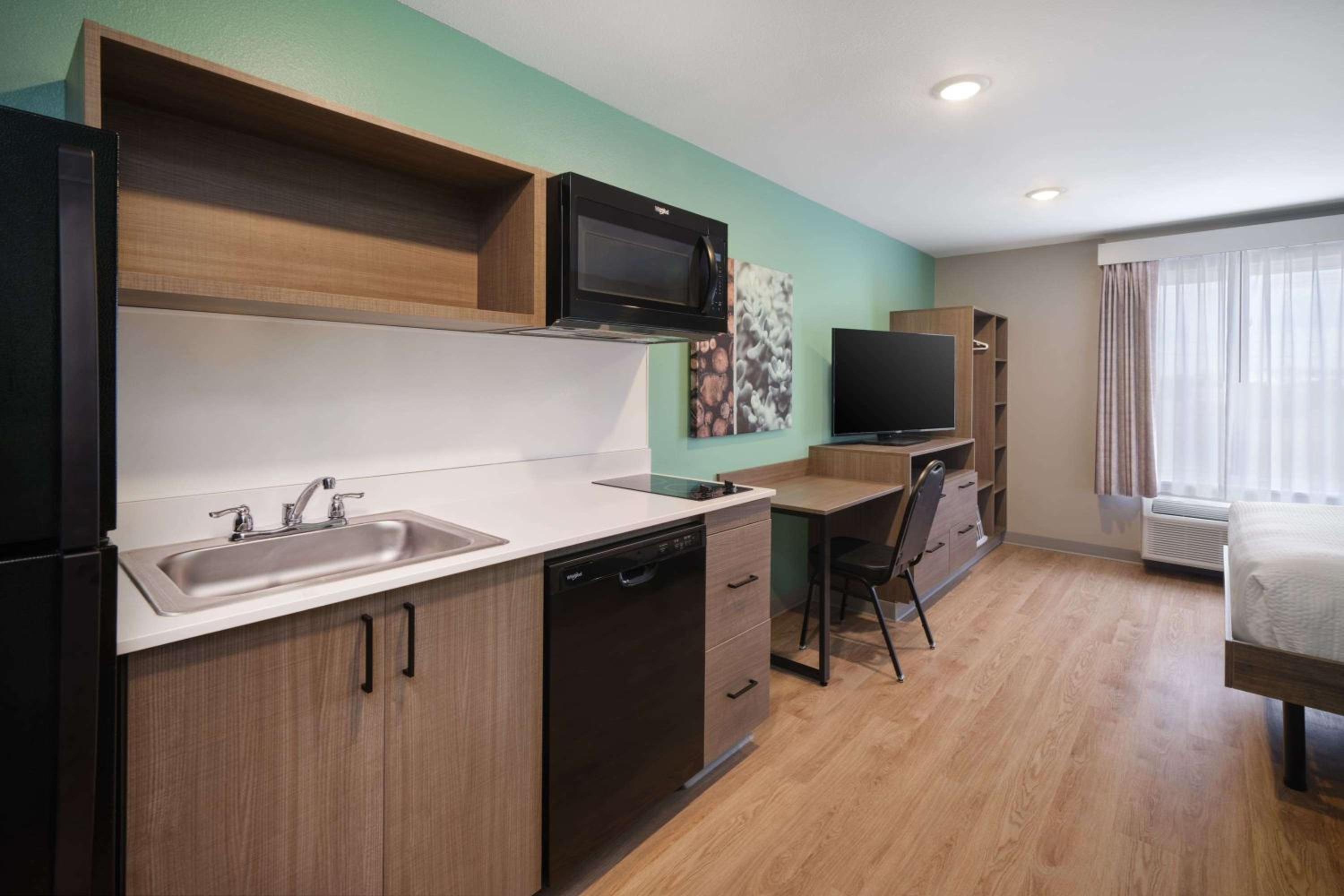 Queen Suite with Dishwasher - Non-Smoking - Photo 5