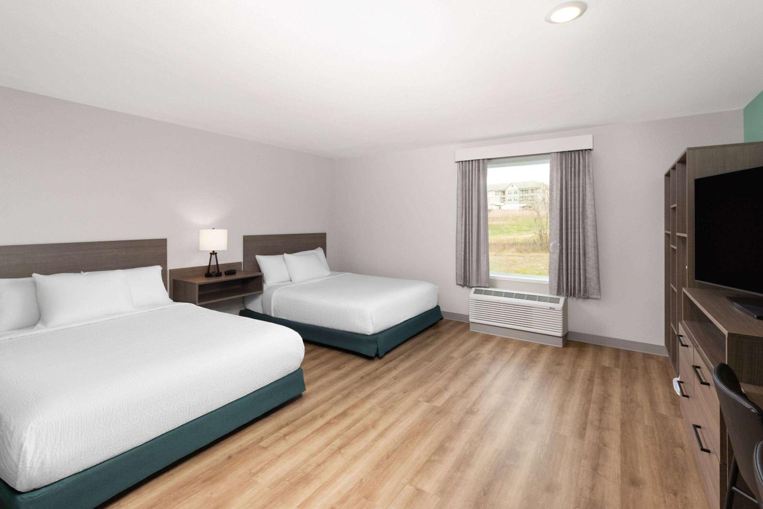 Queen Room with Two Queen Beds, Mobility Access and Bathtub with Grab Bars, Non-Smoking - Photo 4