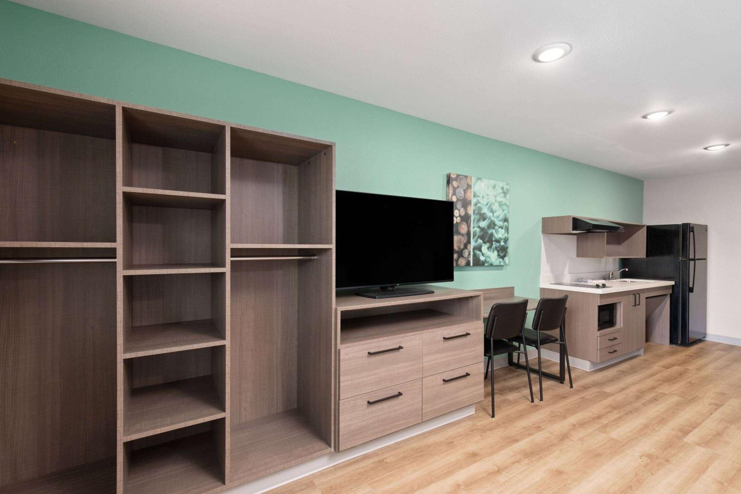 Queen Room with Two Queen Beds, Mobility Access and Bathtub with Grab Bars, Non-Smoking - Photo 6