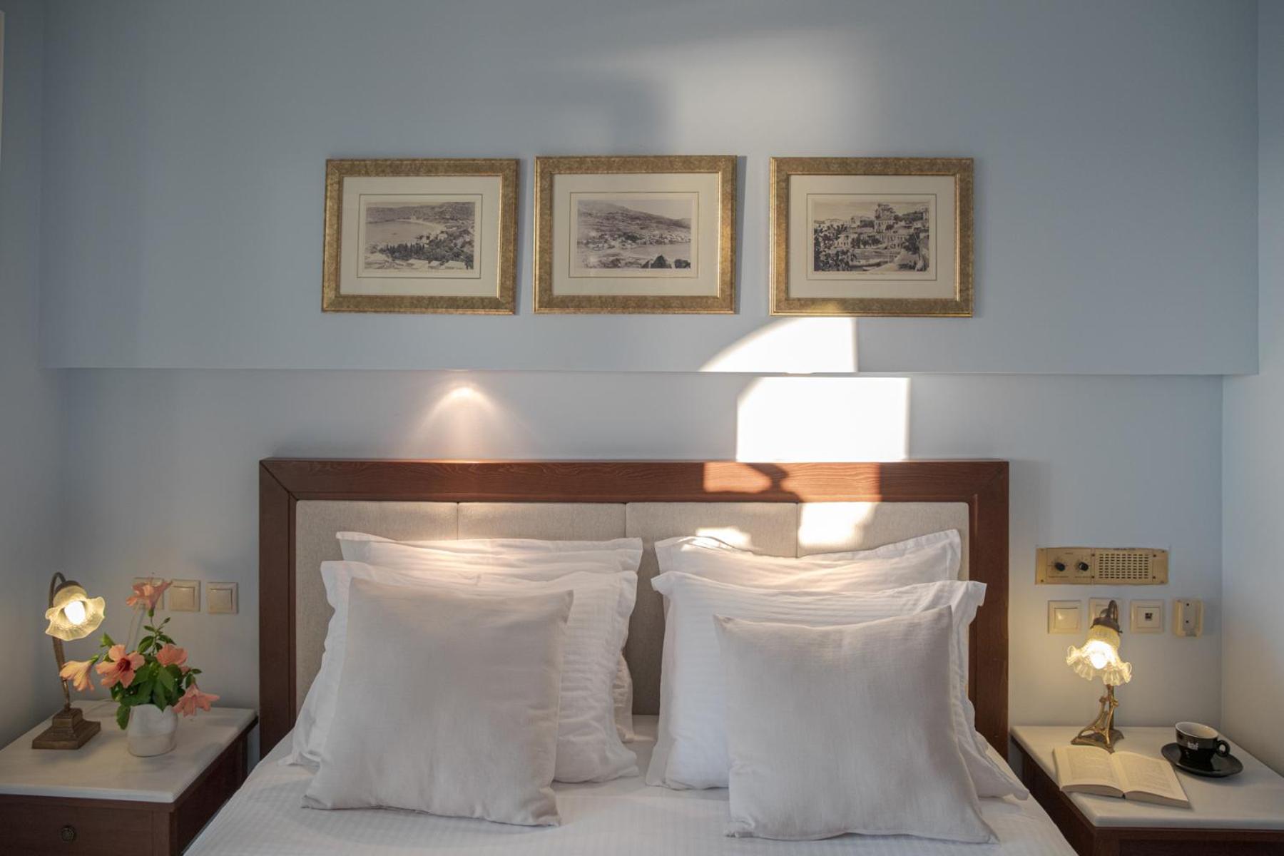 Deluxe Double Room (2 Adults + 1 Child) photo 2