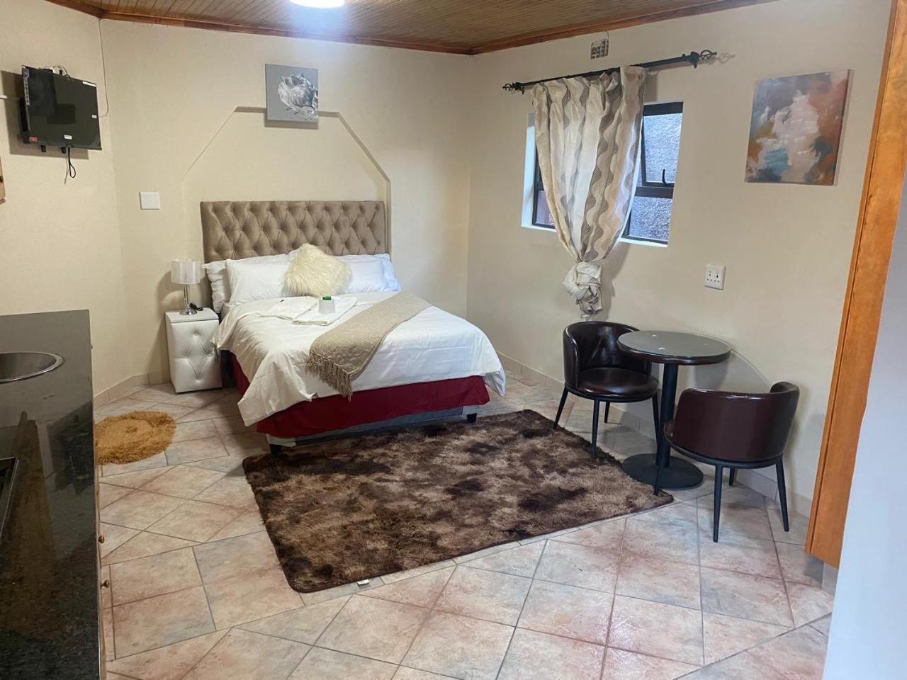 Double Room - Photo 6