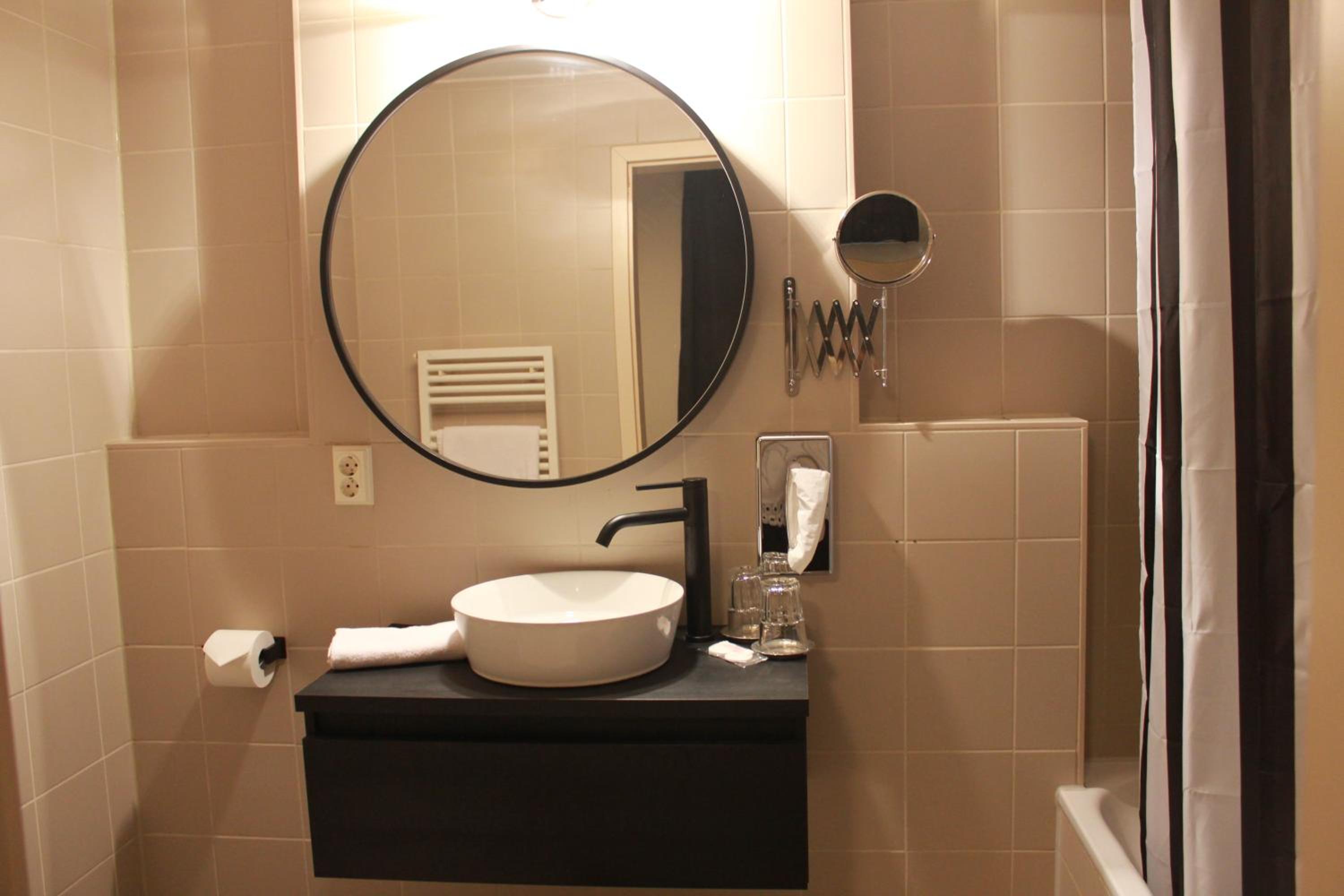 BLACK&WHITE - Double Room - Photo 1