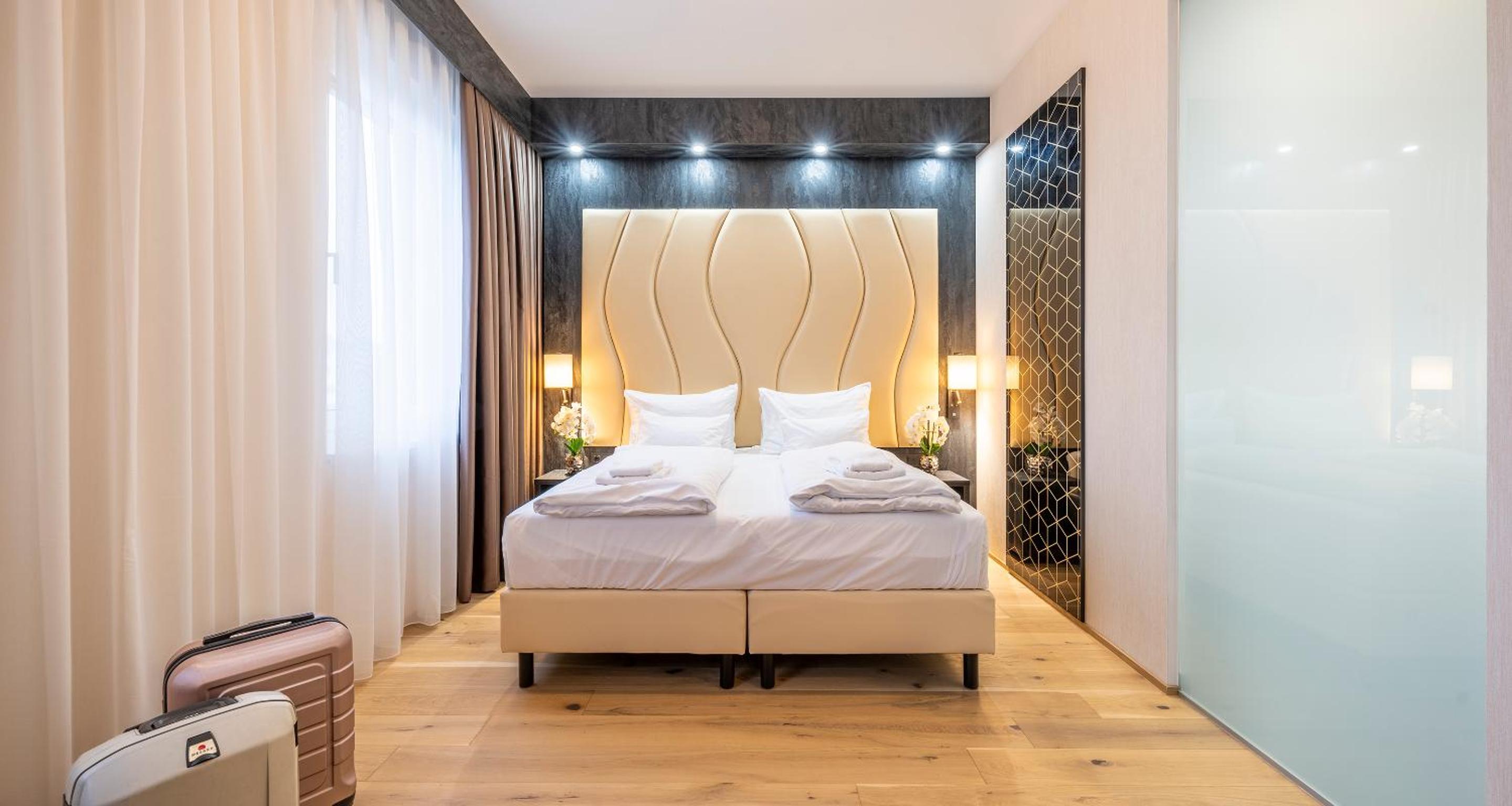 Double Room with Roll-In Shower - Mobility Accessible  photo 1