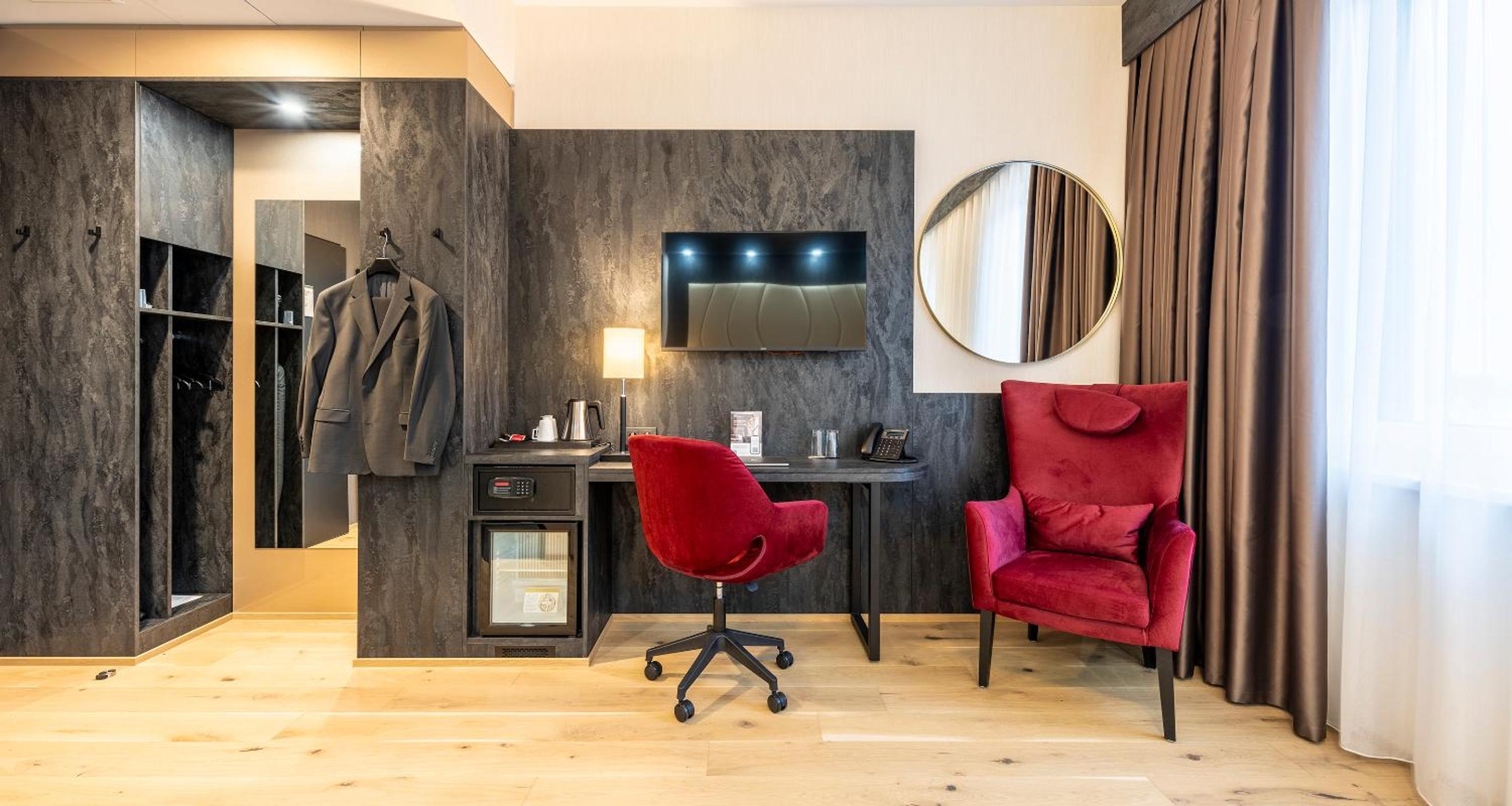 Double Room with Roll-In Shower - Mobility Accessible  photo 2