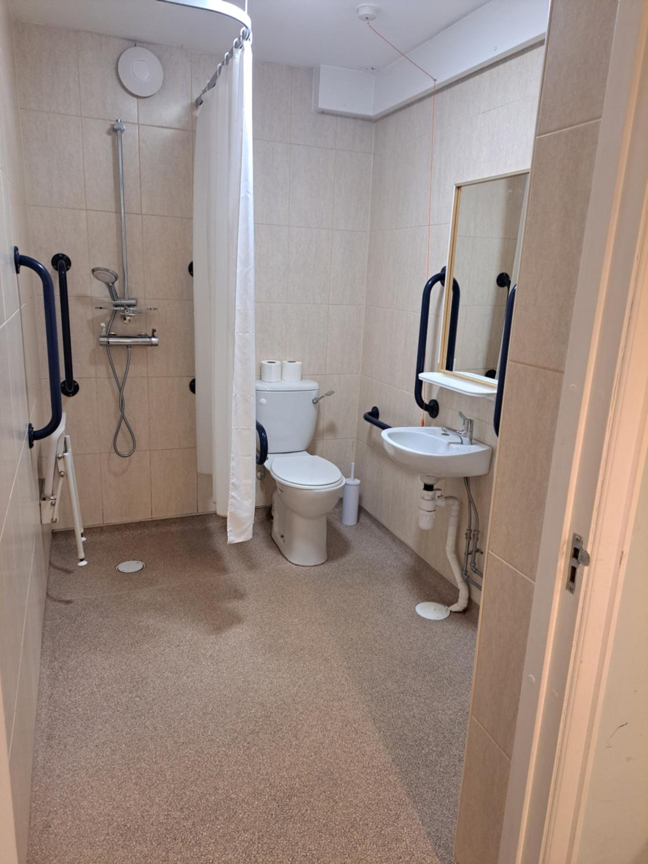 Twin Room - Disability Access photo 3