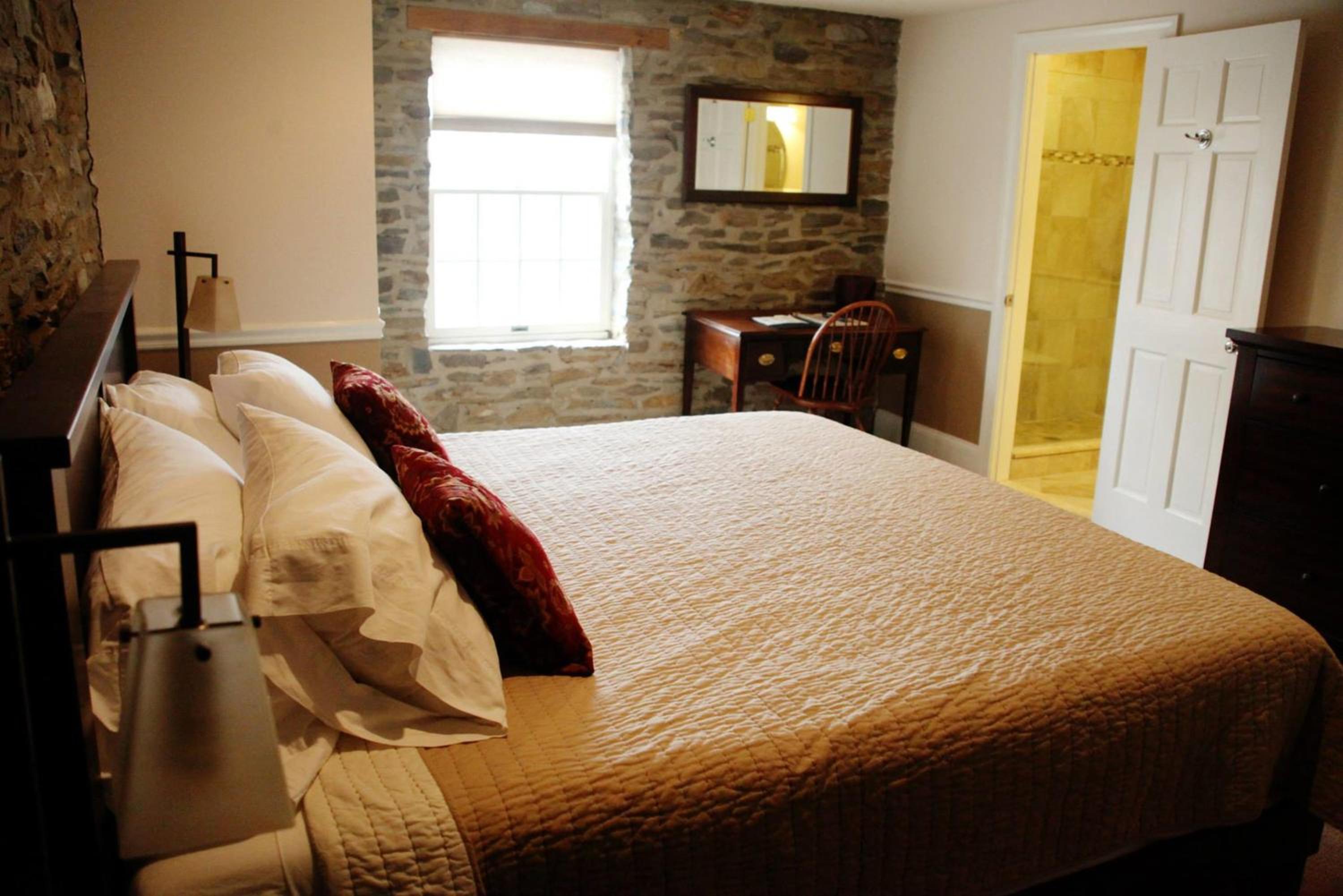 Standard King Room - Photo 2