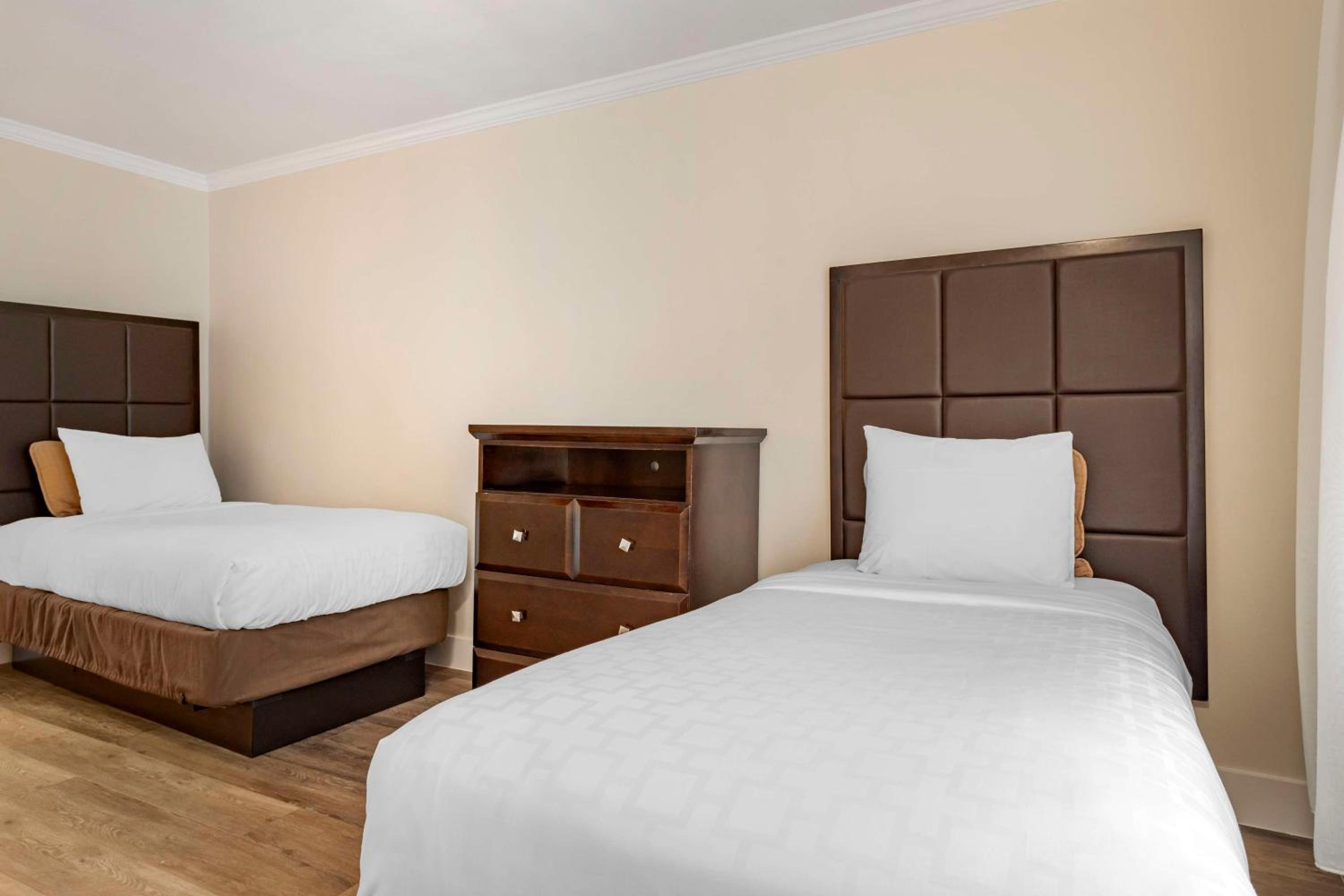 Two-Room Suite with One King and Two Single Beds - Non-Smoking - Photo 1