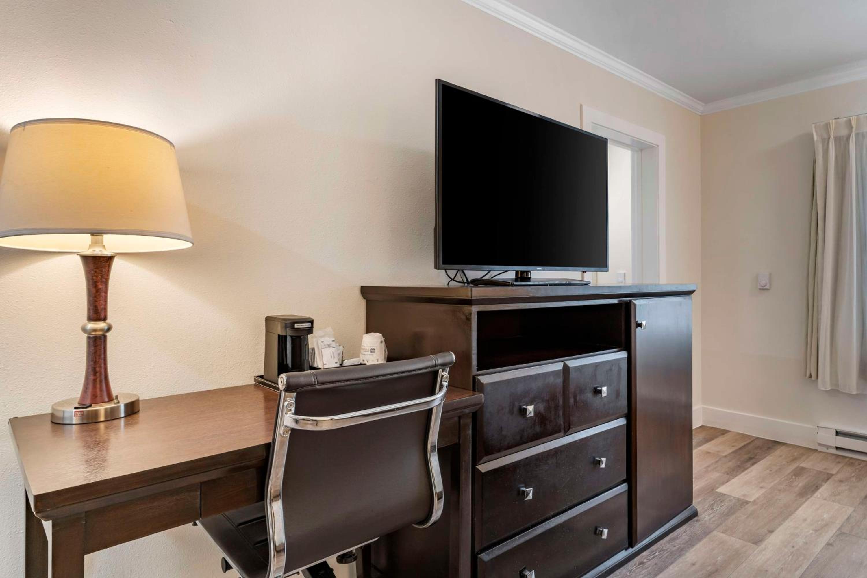 Two-Room Suite with One King and Two Single Beds - Non-Smoking - Photo 2