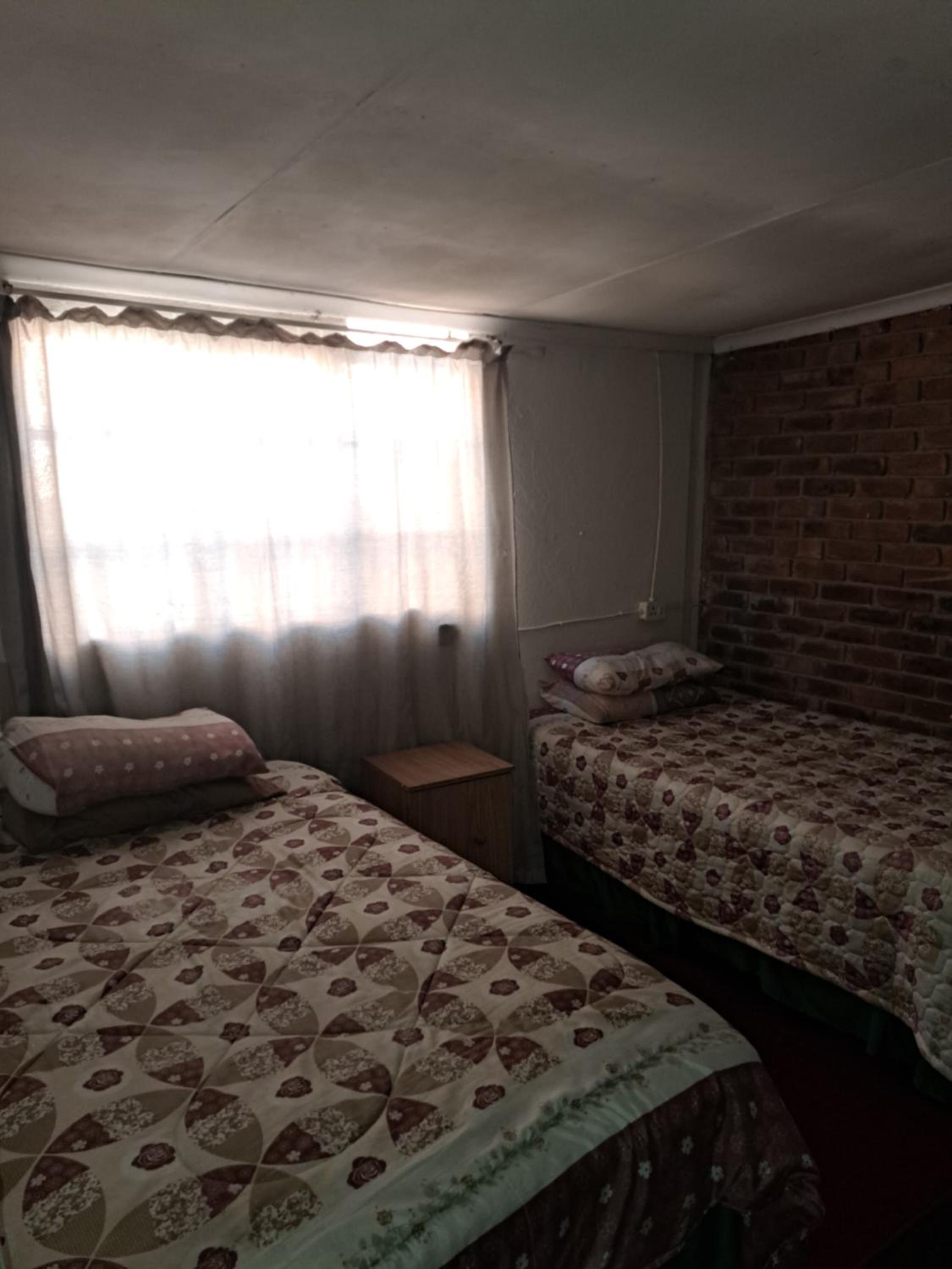 Budget Twin Room - Photo 3