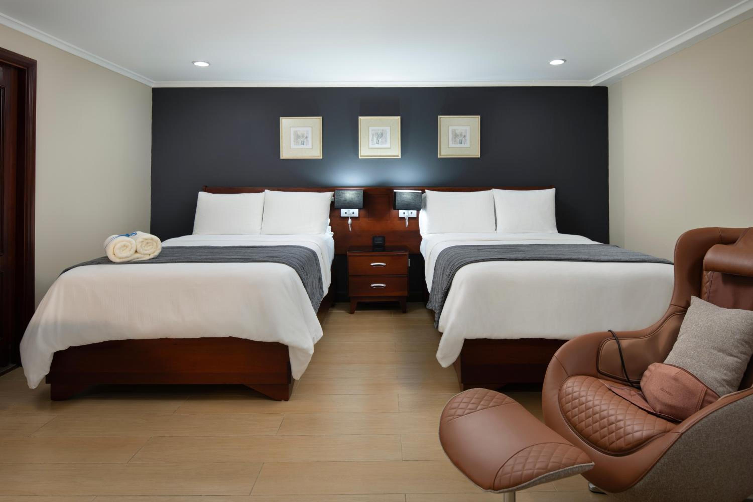 Club Imperial 2 Queen Bed