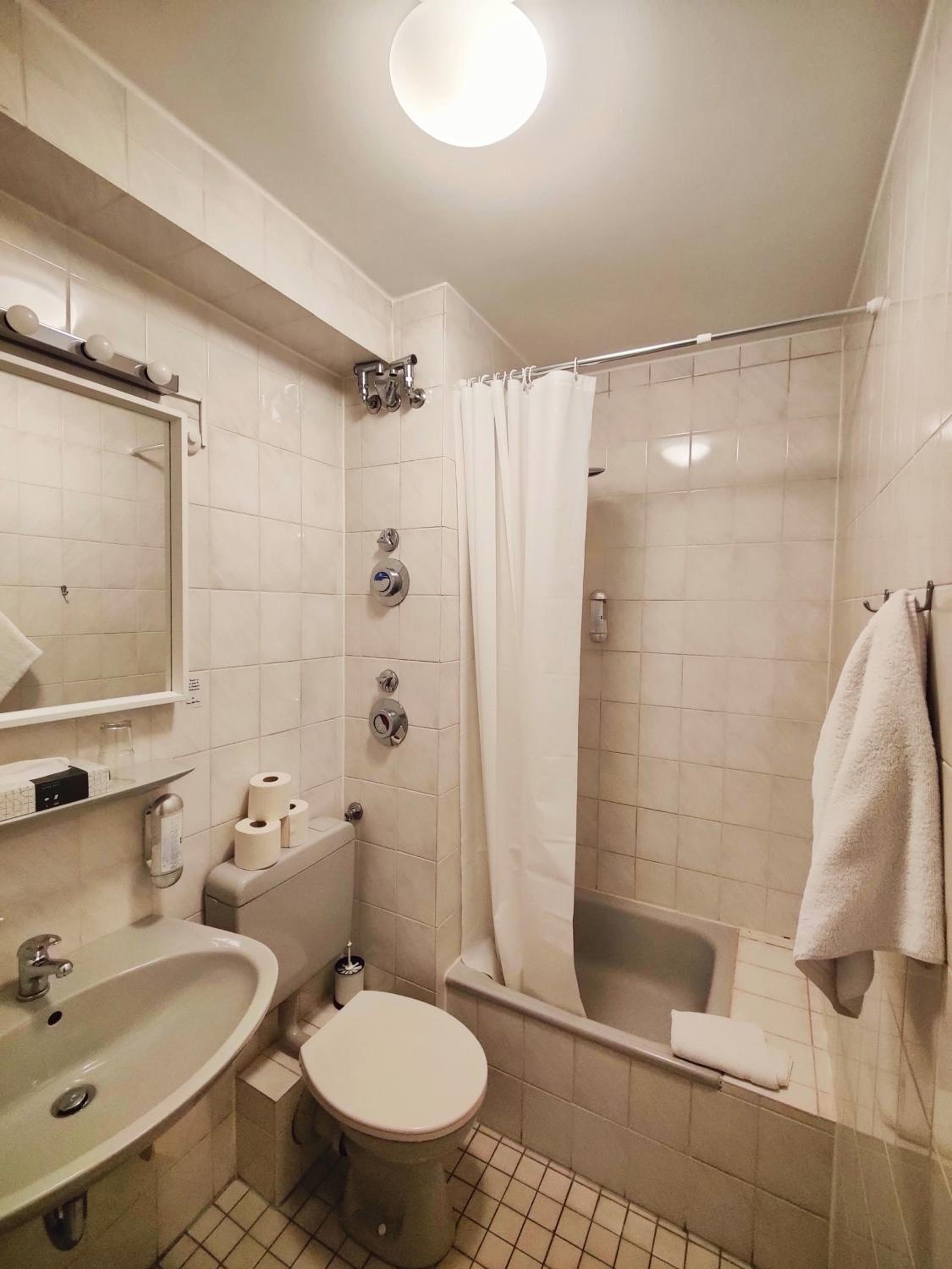 One-Bedroom Apartment - Non-Smoking photo 1