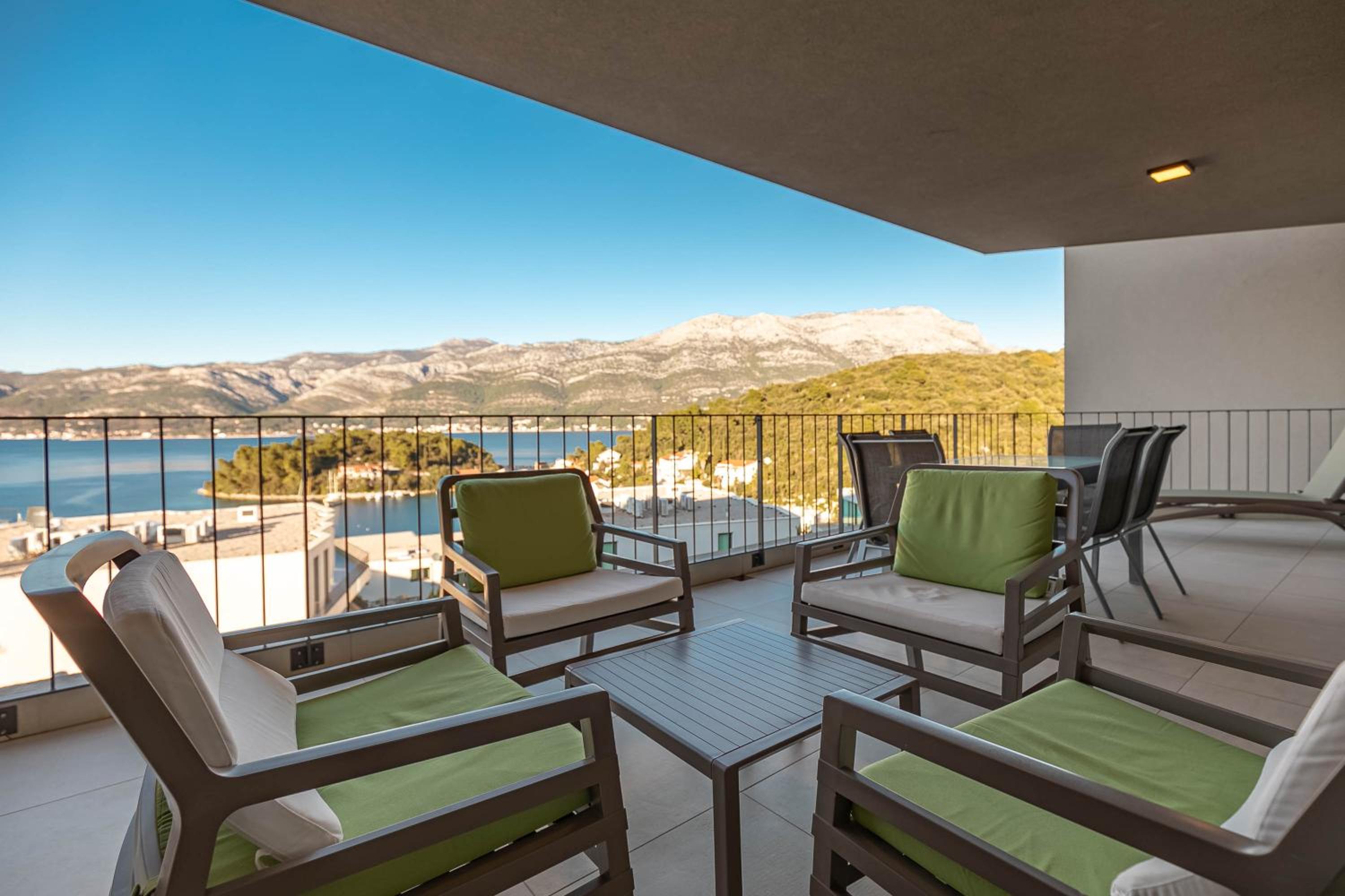 Three-Bedroom Apartment with Sea View photo 2