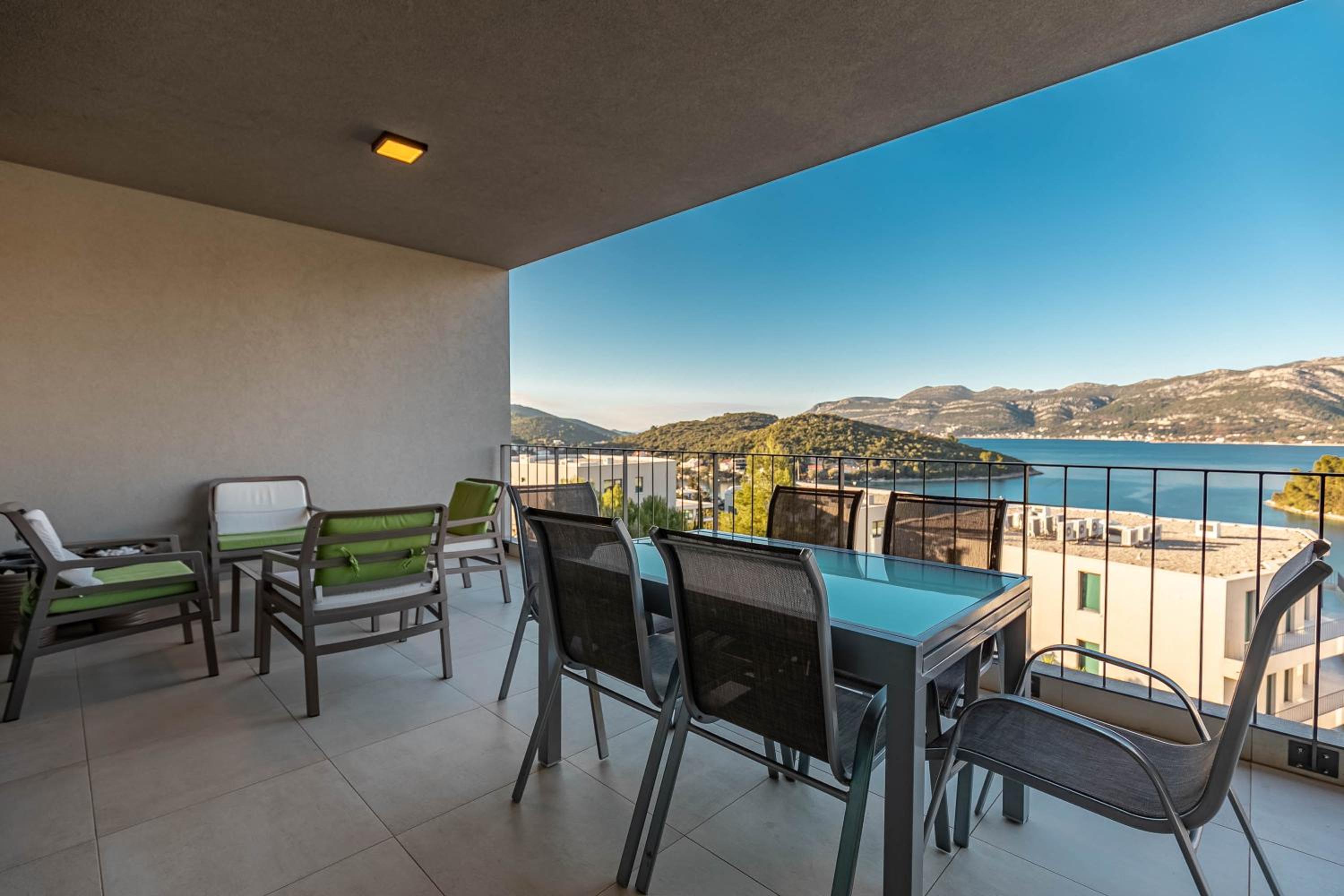 Three-Bedroom Apartment with Sea View photo 1