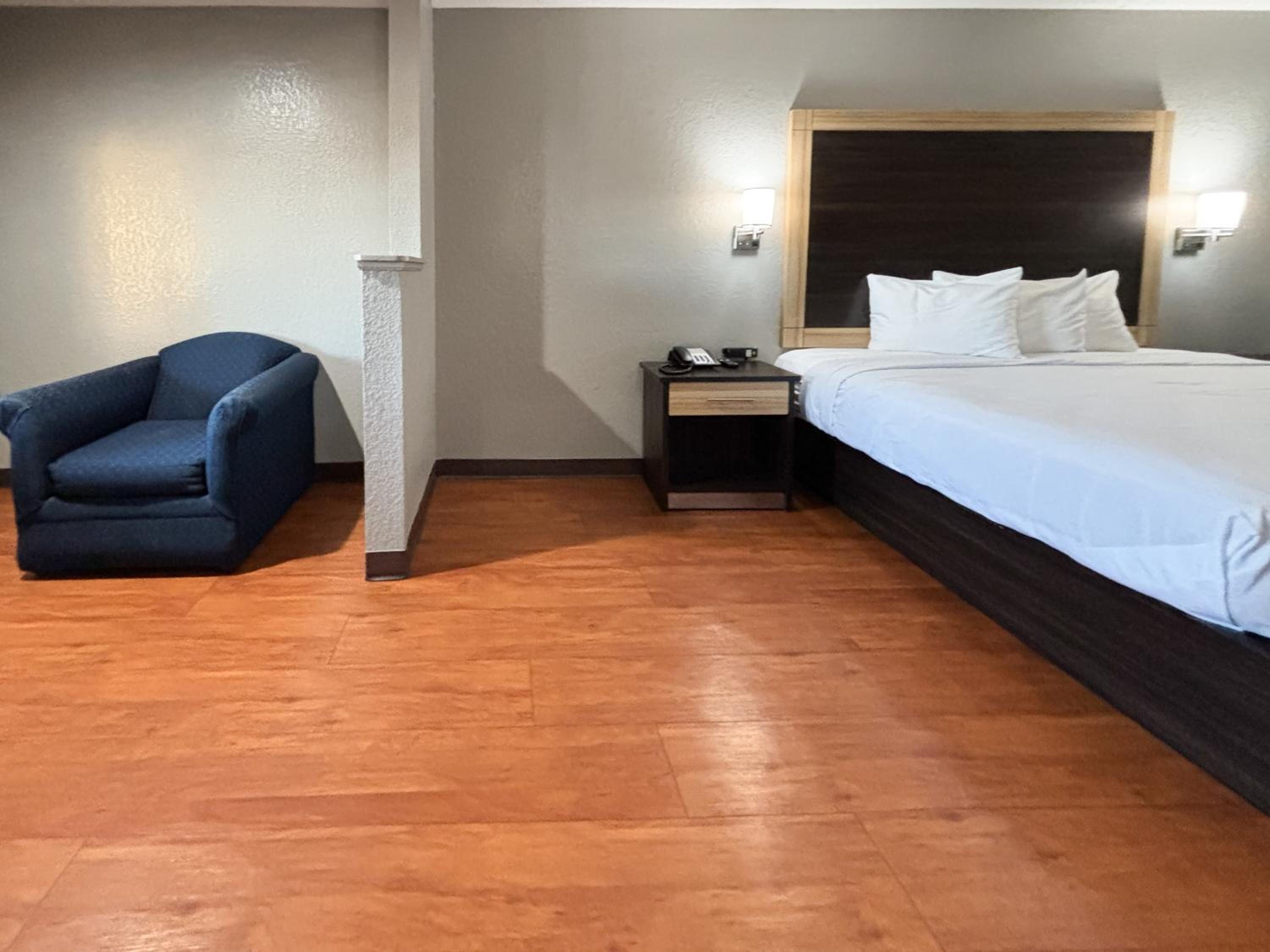 King Room - Disability Access - Non-Smoking - Photo 4
