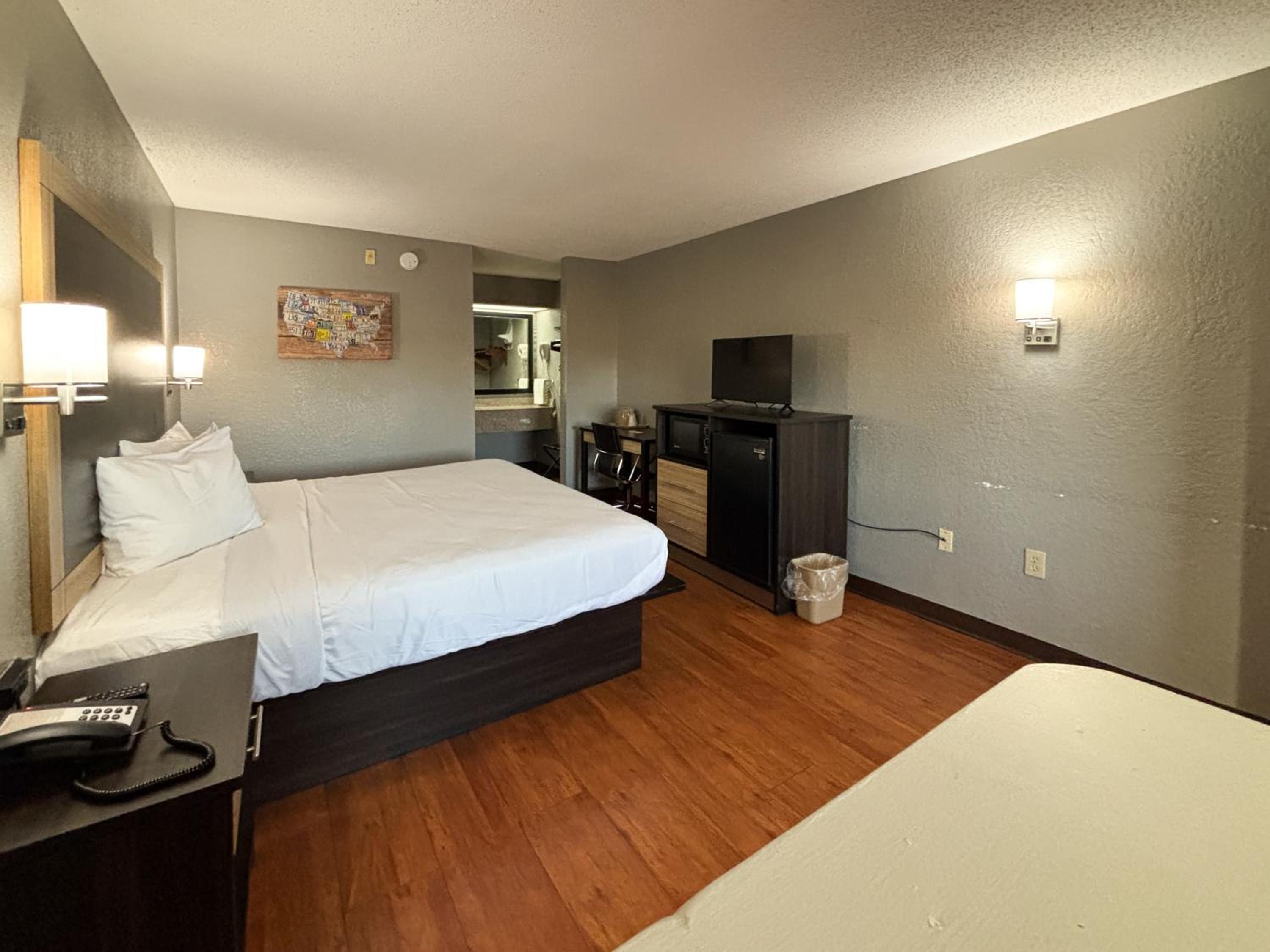 King Room - Disability Access - Non-Smoking - Photo 3