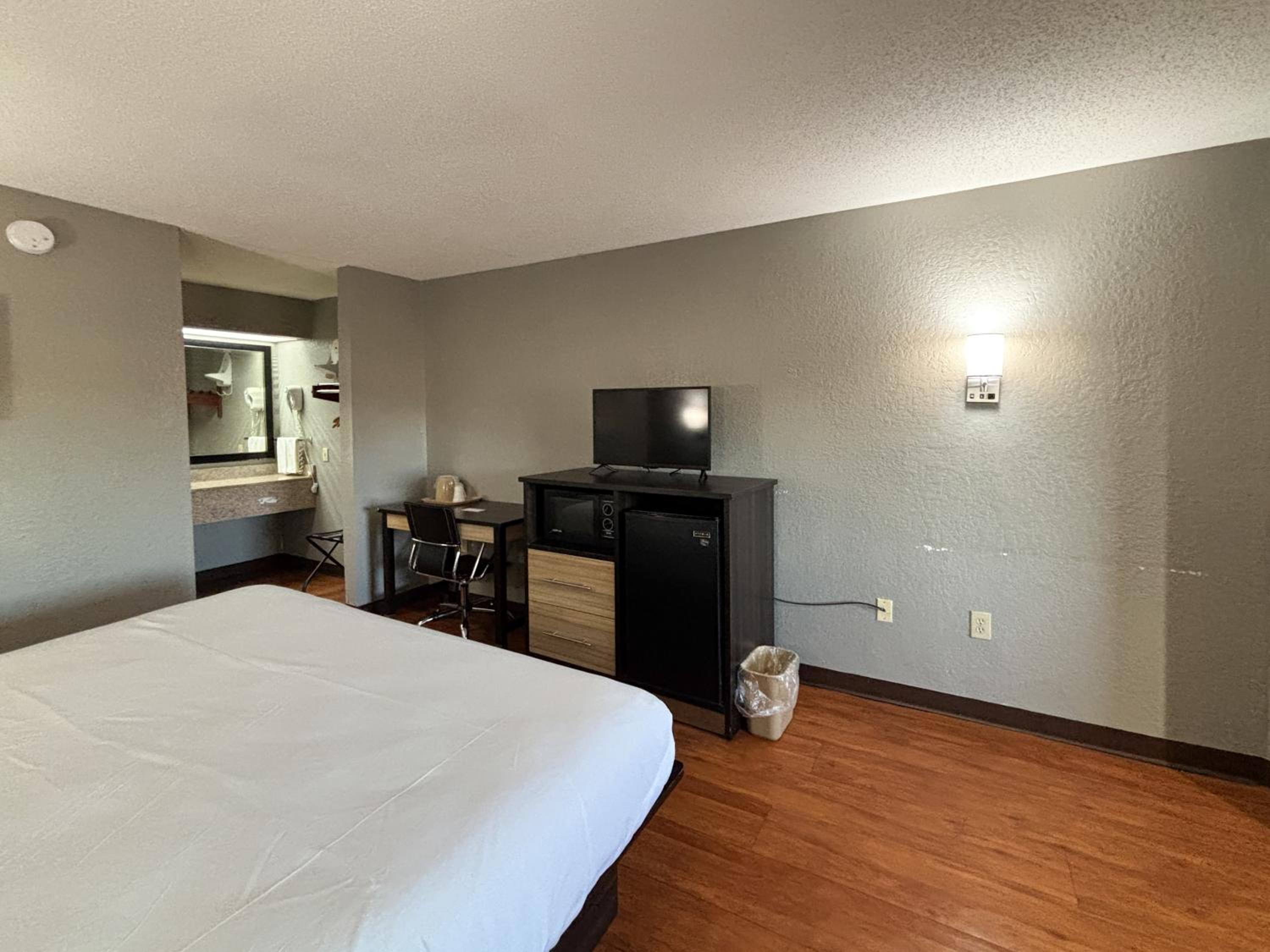 King Room - Disability Access - Non-Smoking - Photo 2