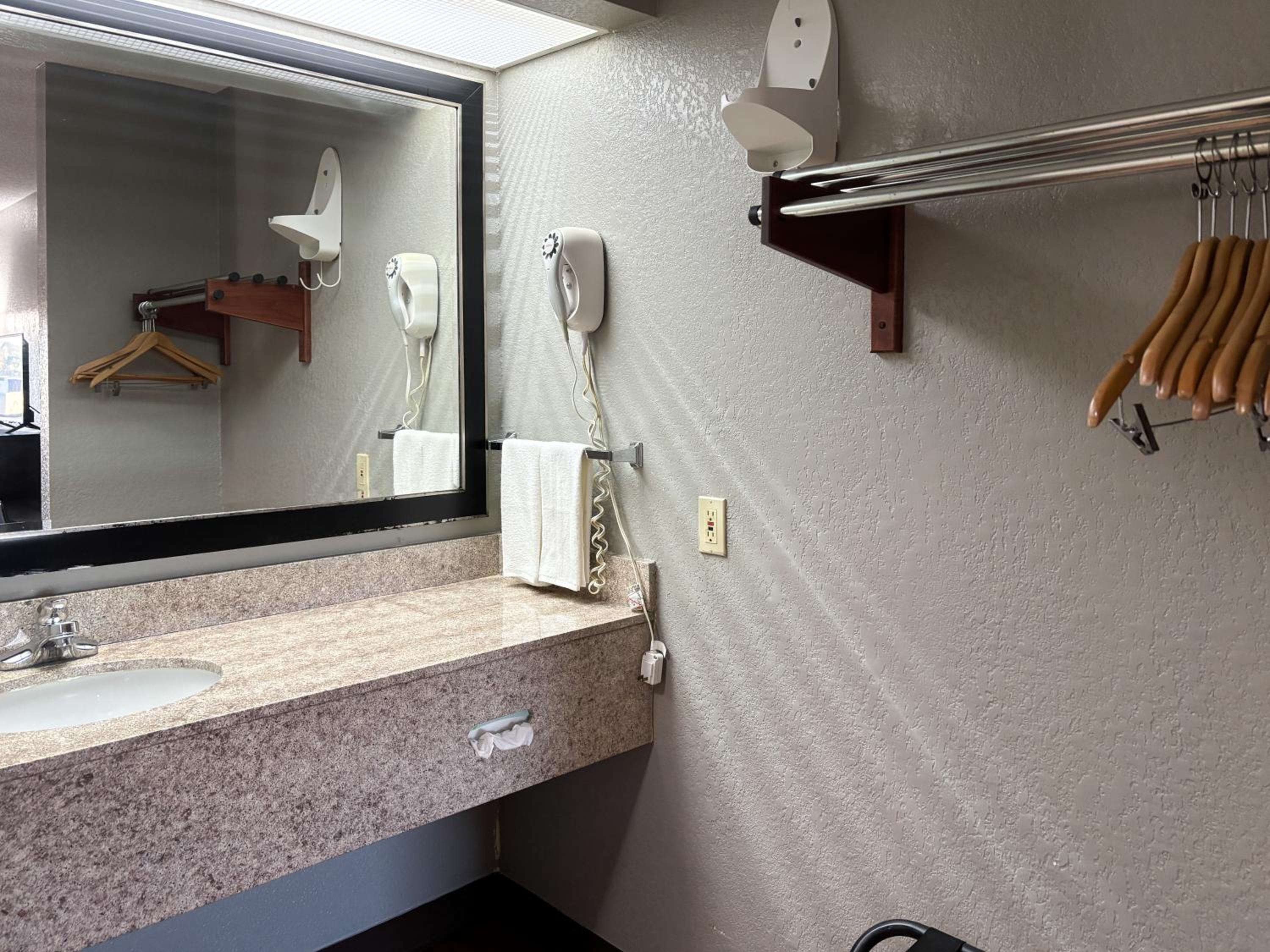 King Room - Disability Access - Non-Smoking - Photo 6
