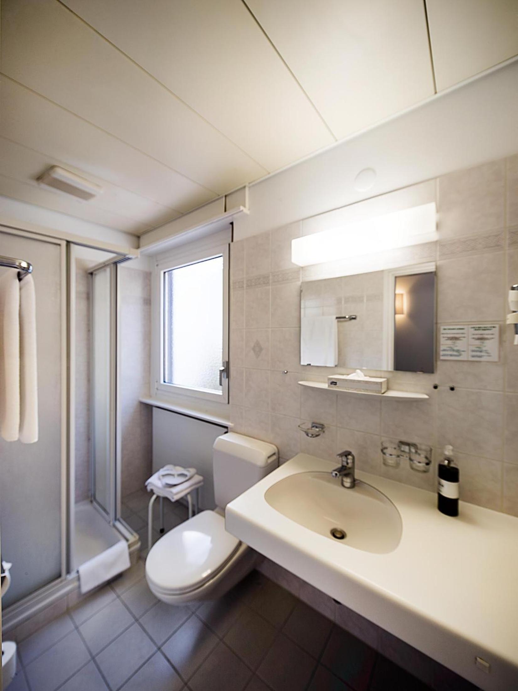 Budget Double or Twin Room with Mountain View - Photo 4