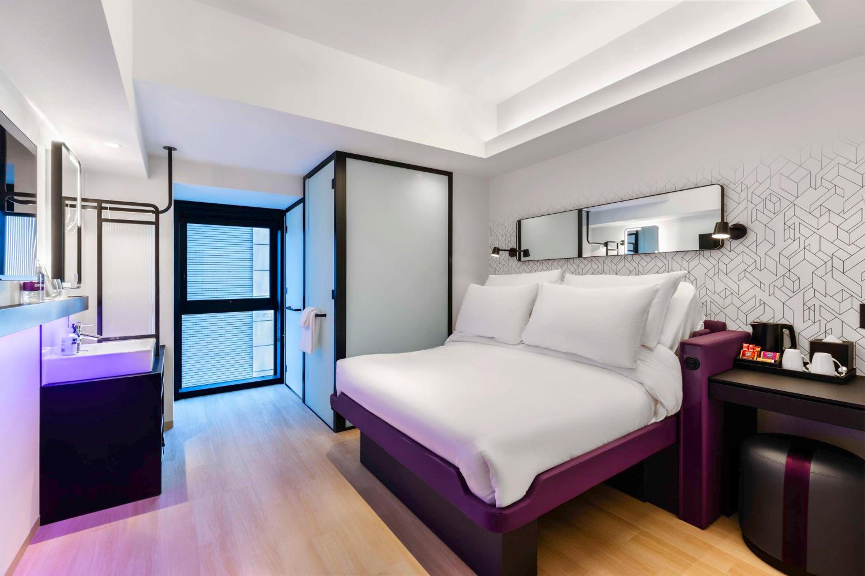 Queen Room thumbnail 6
