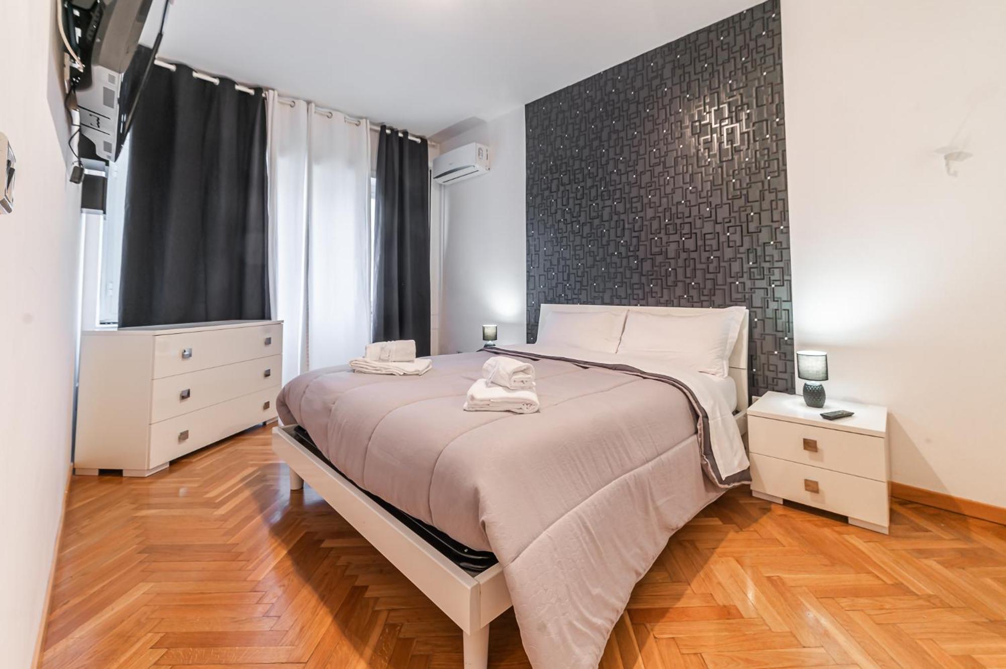Deluxe One-Bedroom Apartment