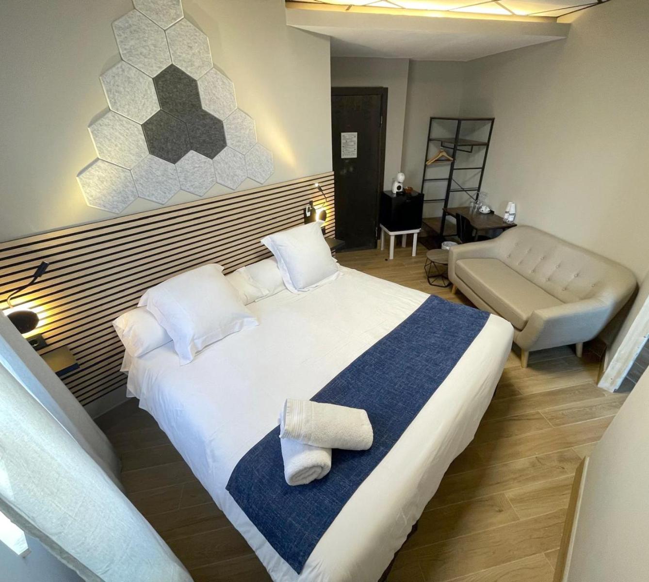 Double Room with Spa Bath photo 3