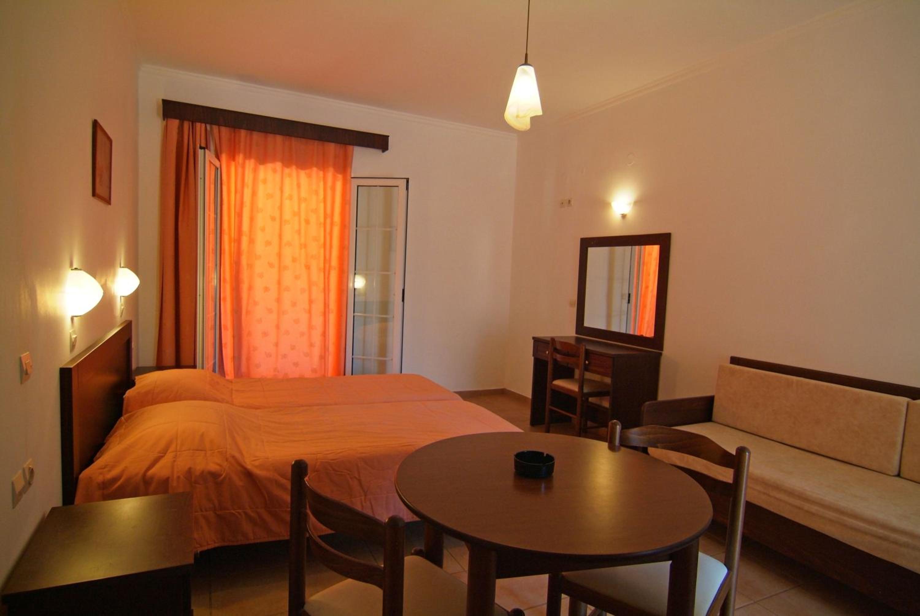 Economy Triple Room photo 2