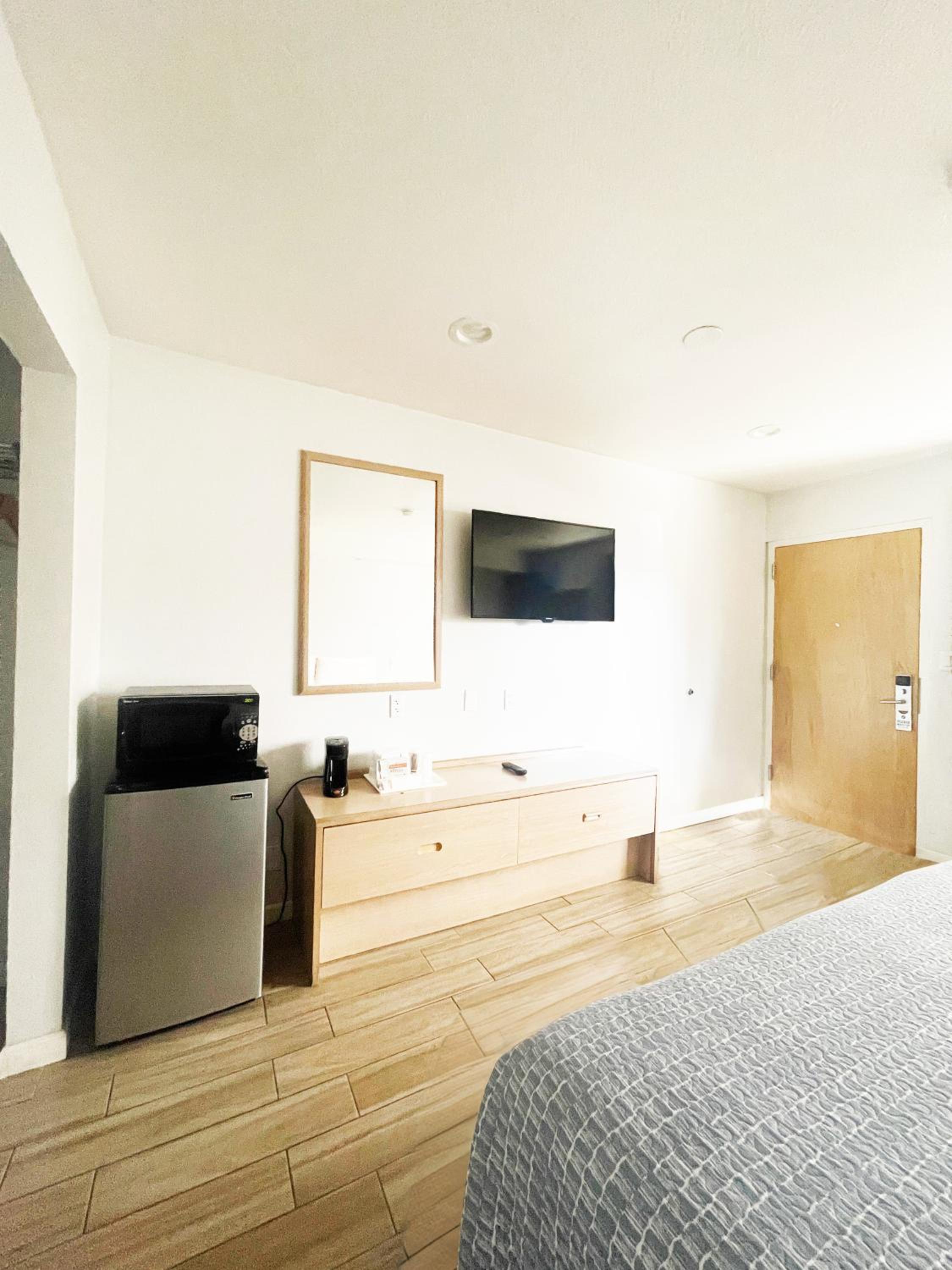 King Room - Accessible/Non-Smoking - Photo 2