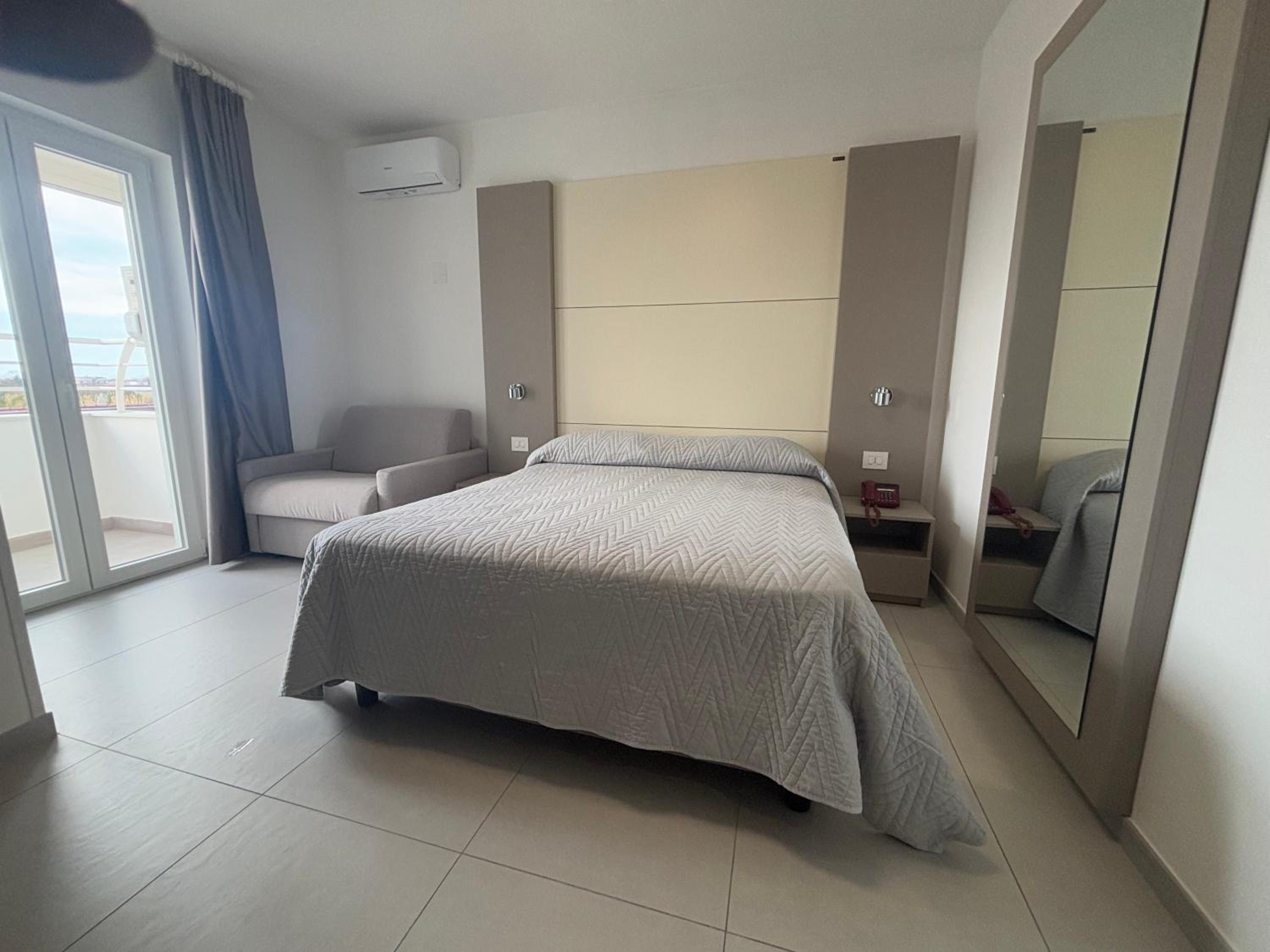 Deluxe Room - Photo 2