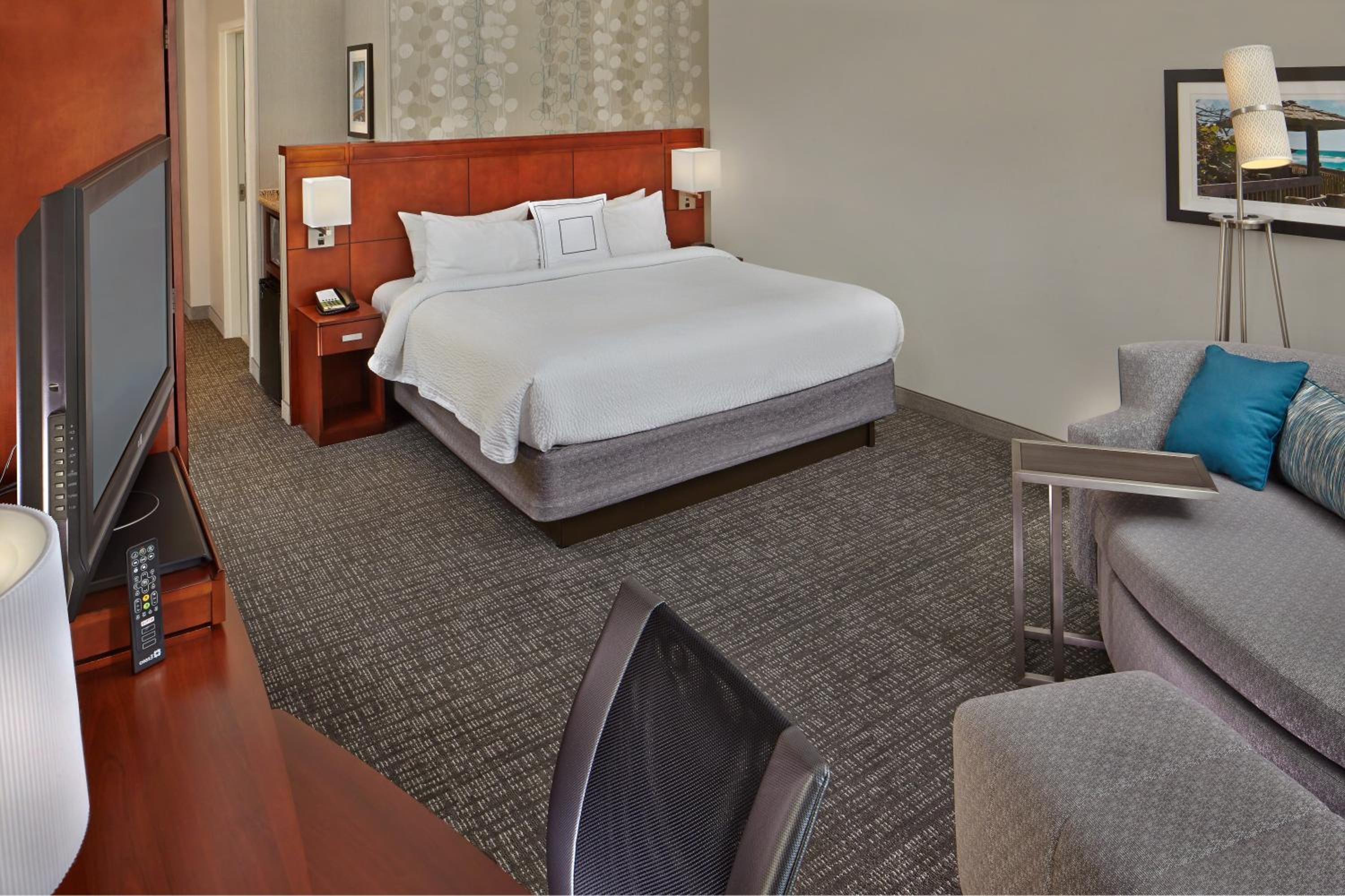 King Room with Sofa Bed and Adapted Tub - Mobility and Hearing Accessible - Photo 2