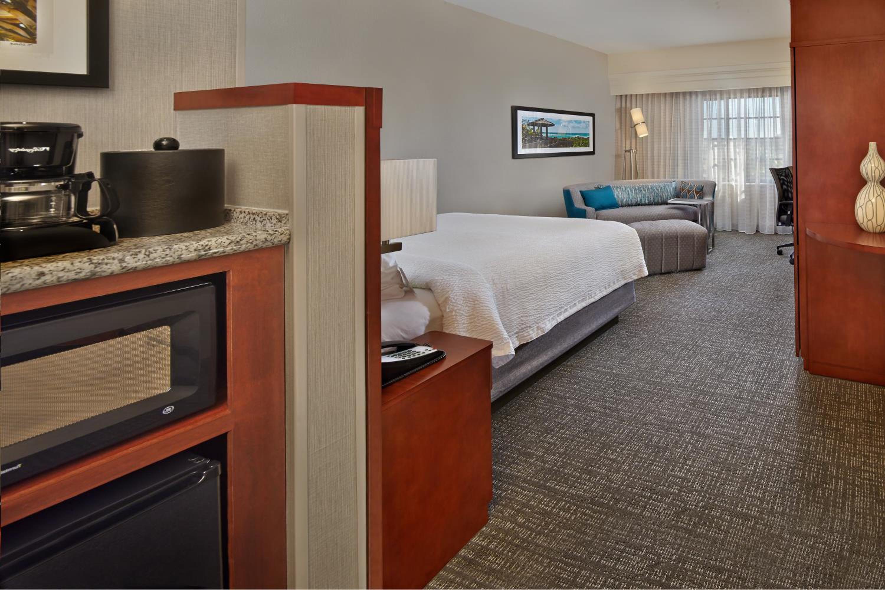 King Room with Sofa Bed and Adapted Tub - Mobility and Hearing Accessible - Photo 3