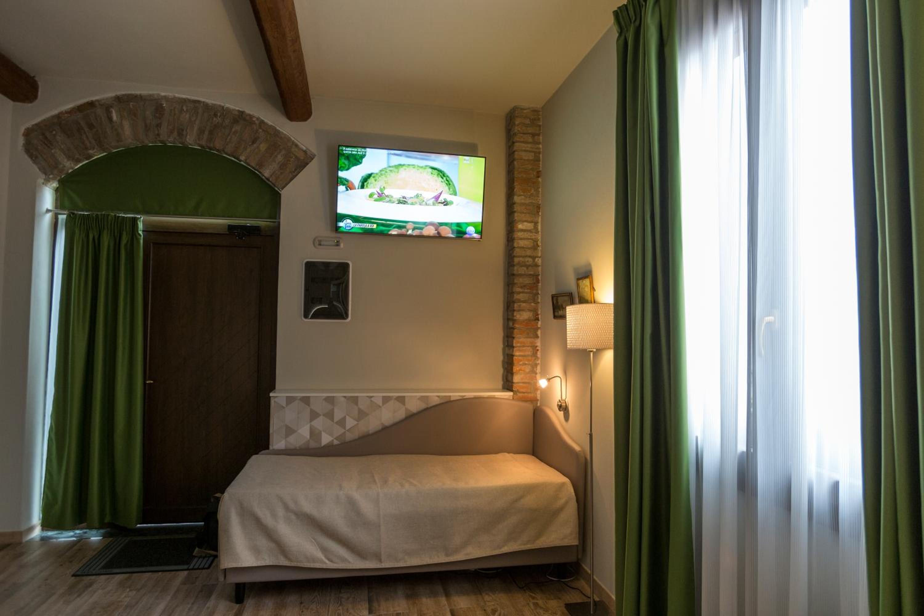 Deluxe Double Room - Photo 9