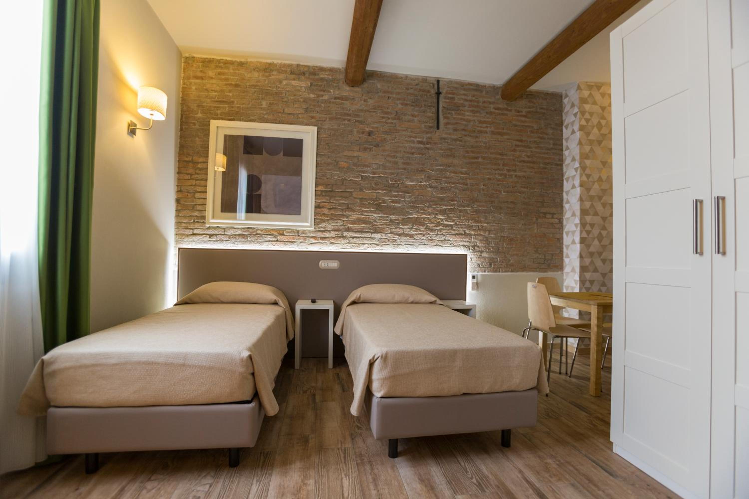 Deluxe Double Room - Photo 10