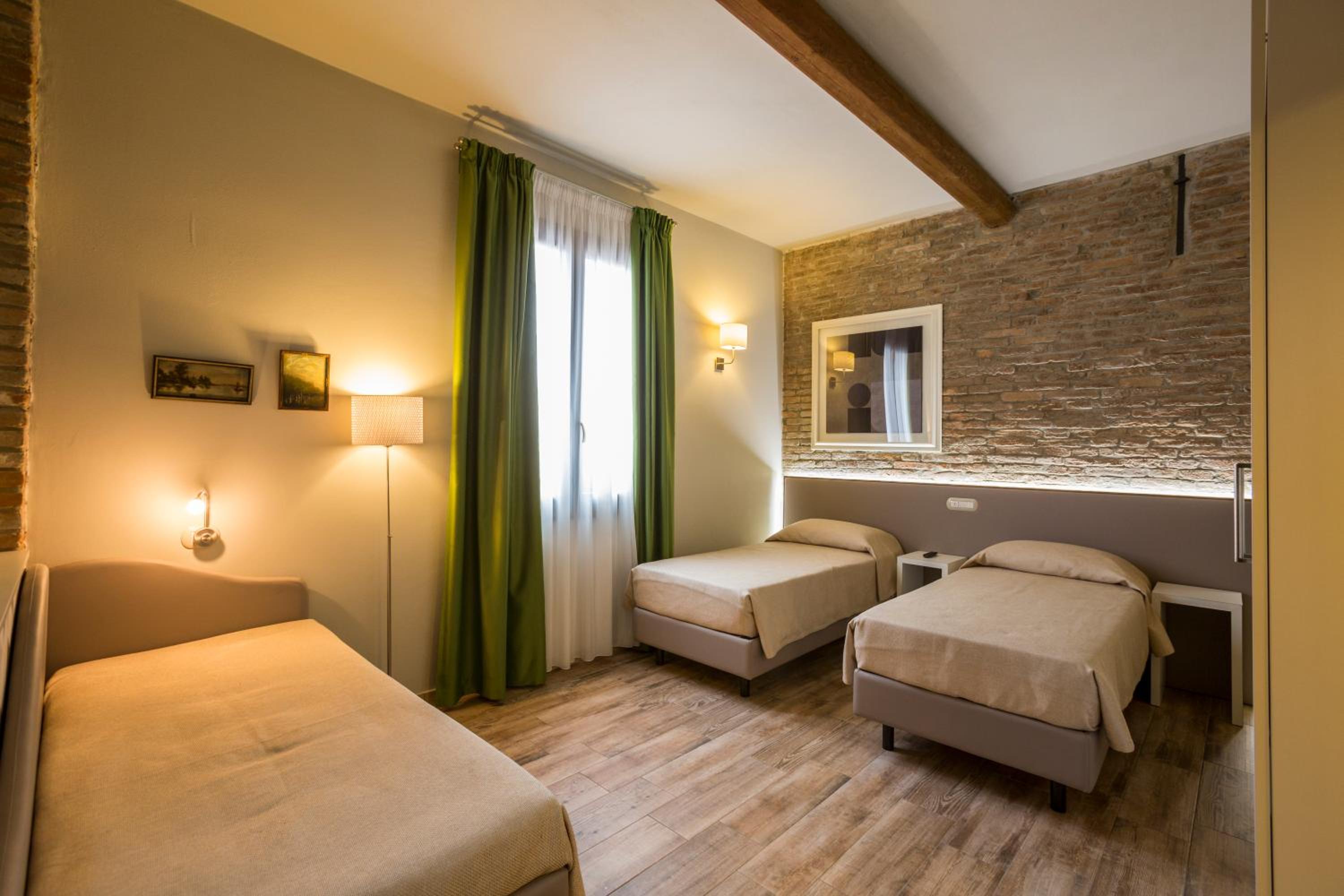 Deluxe Double Room - Photo 13