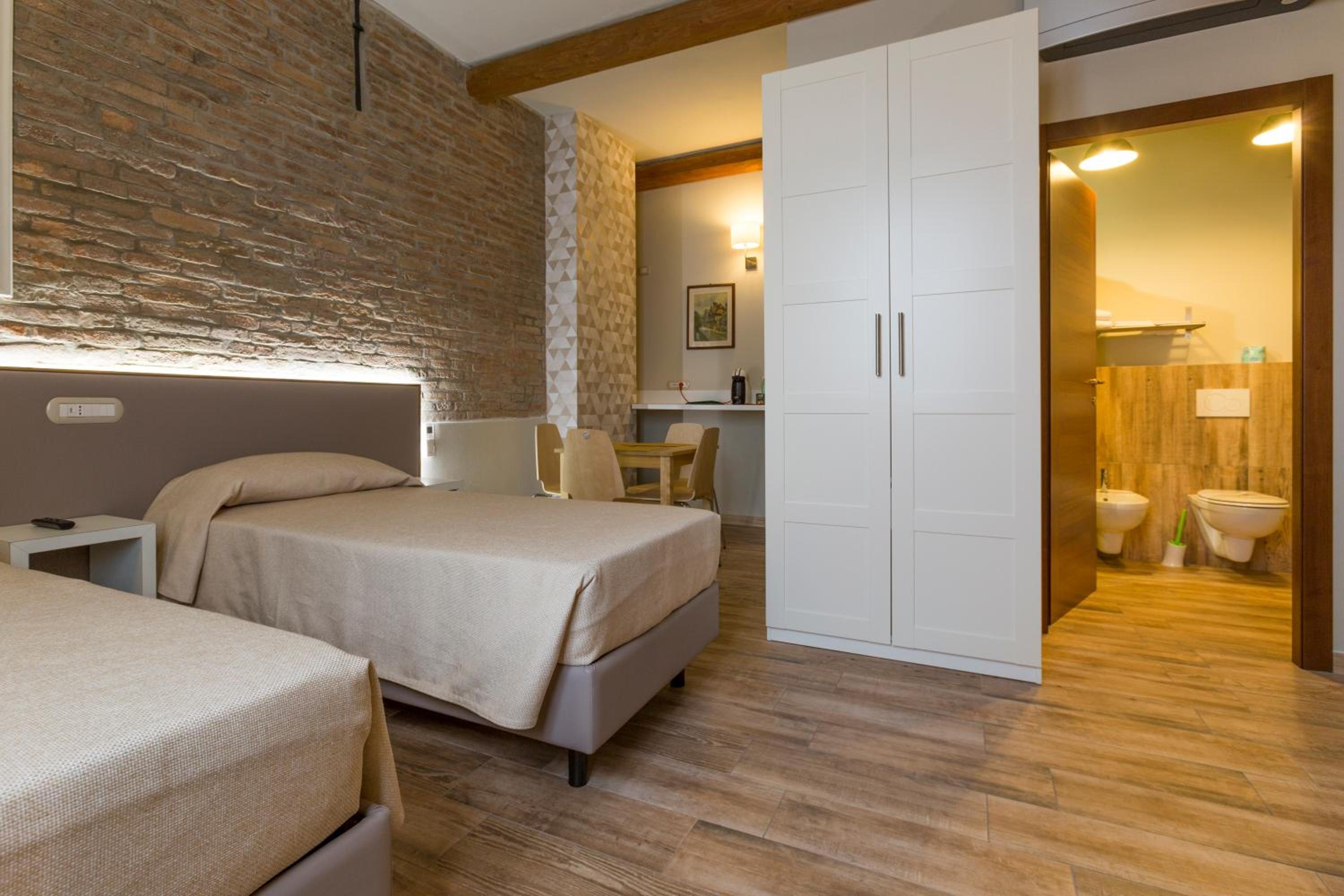 Deluxe Double Room - Photo 12
