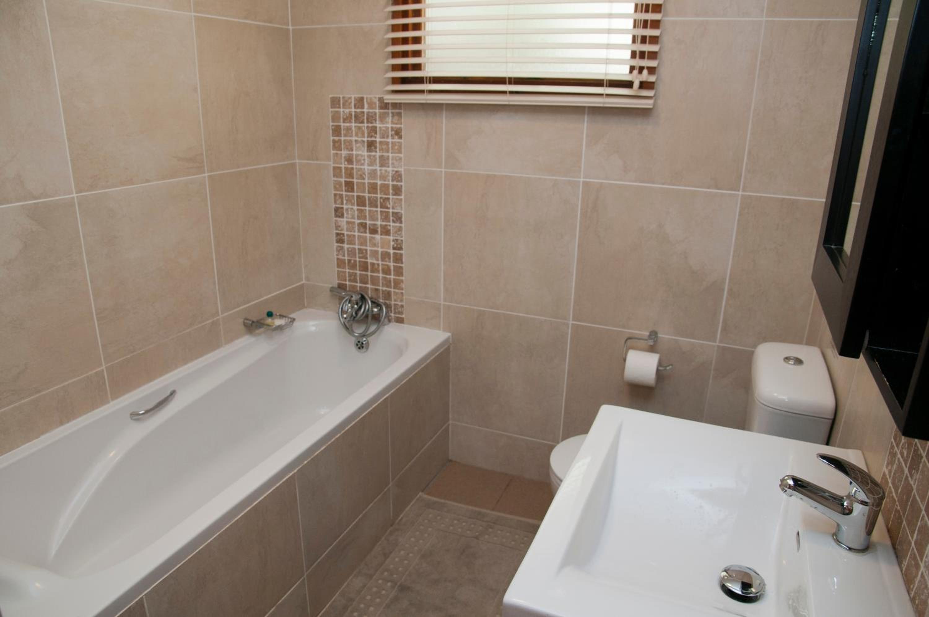 Five-Bedroom House photo 2