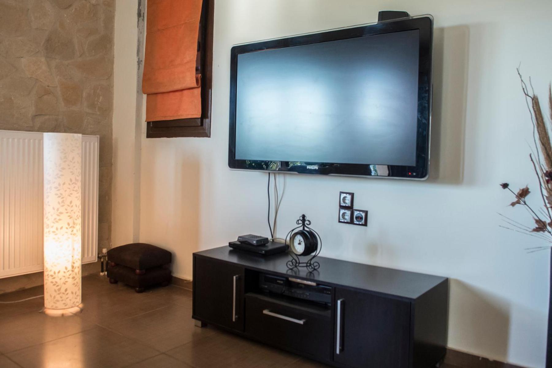 Three-Bedroom House - Photo 9