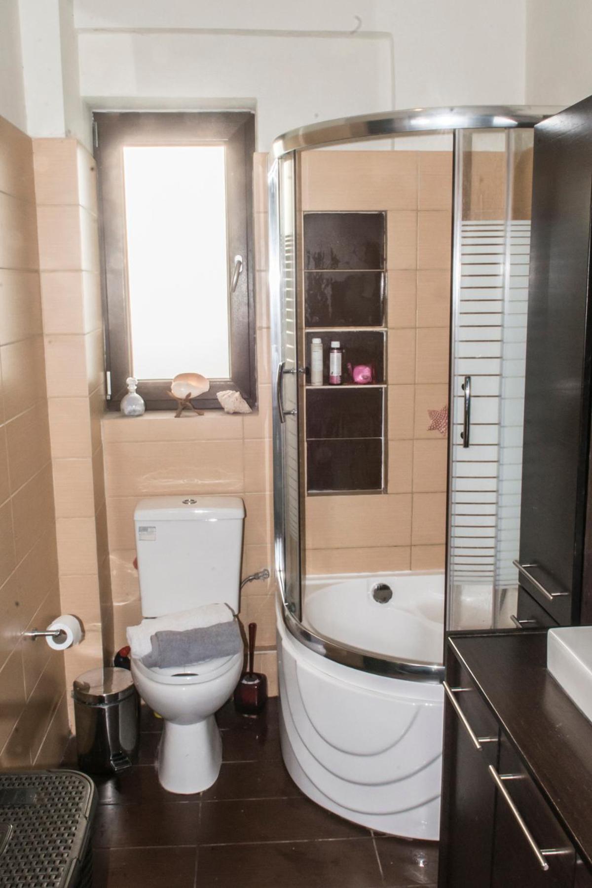 Three-Bedroom House - Photo 5