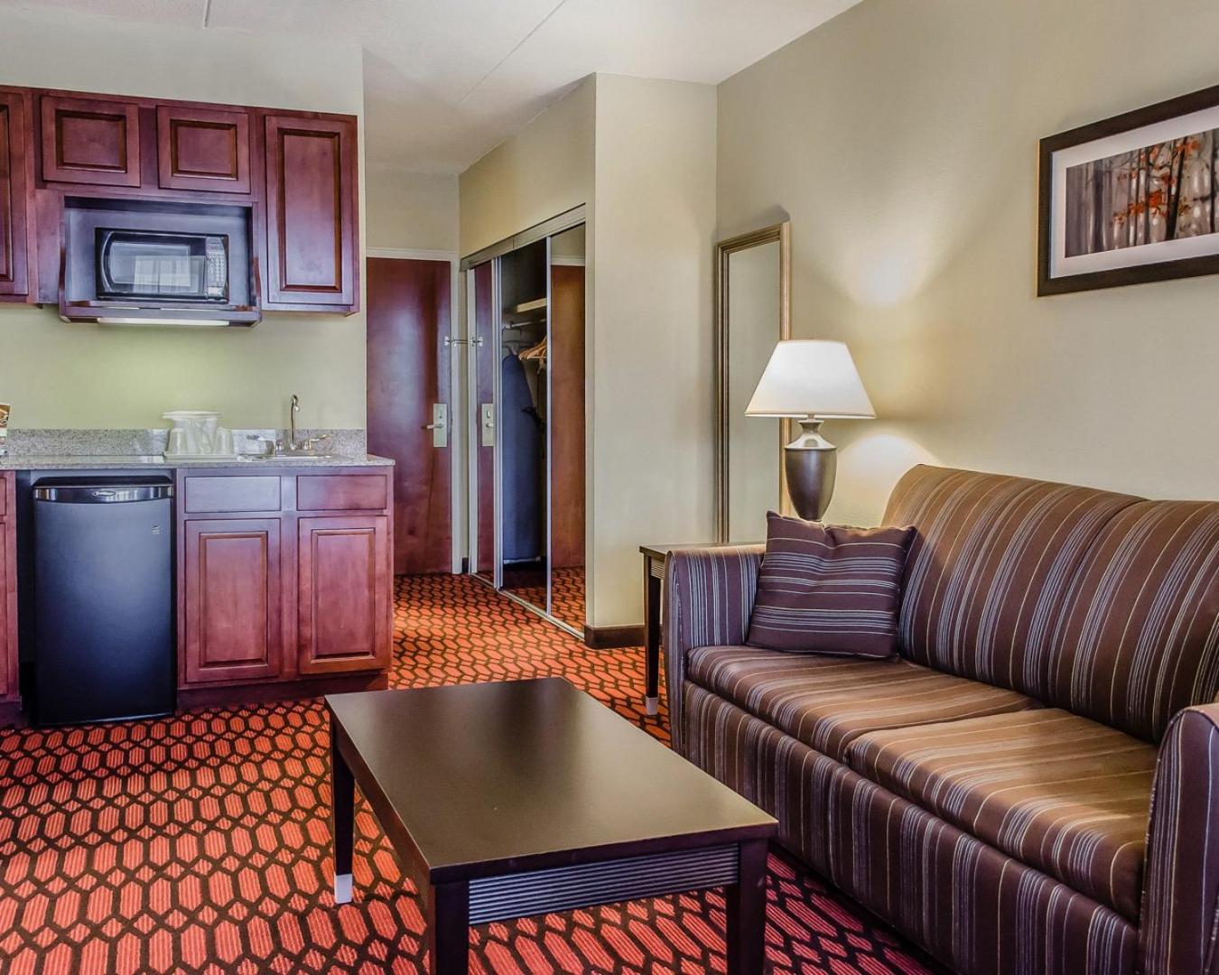 King Room - Non-Smoking - Photo 5